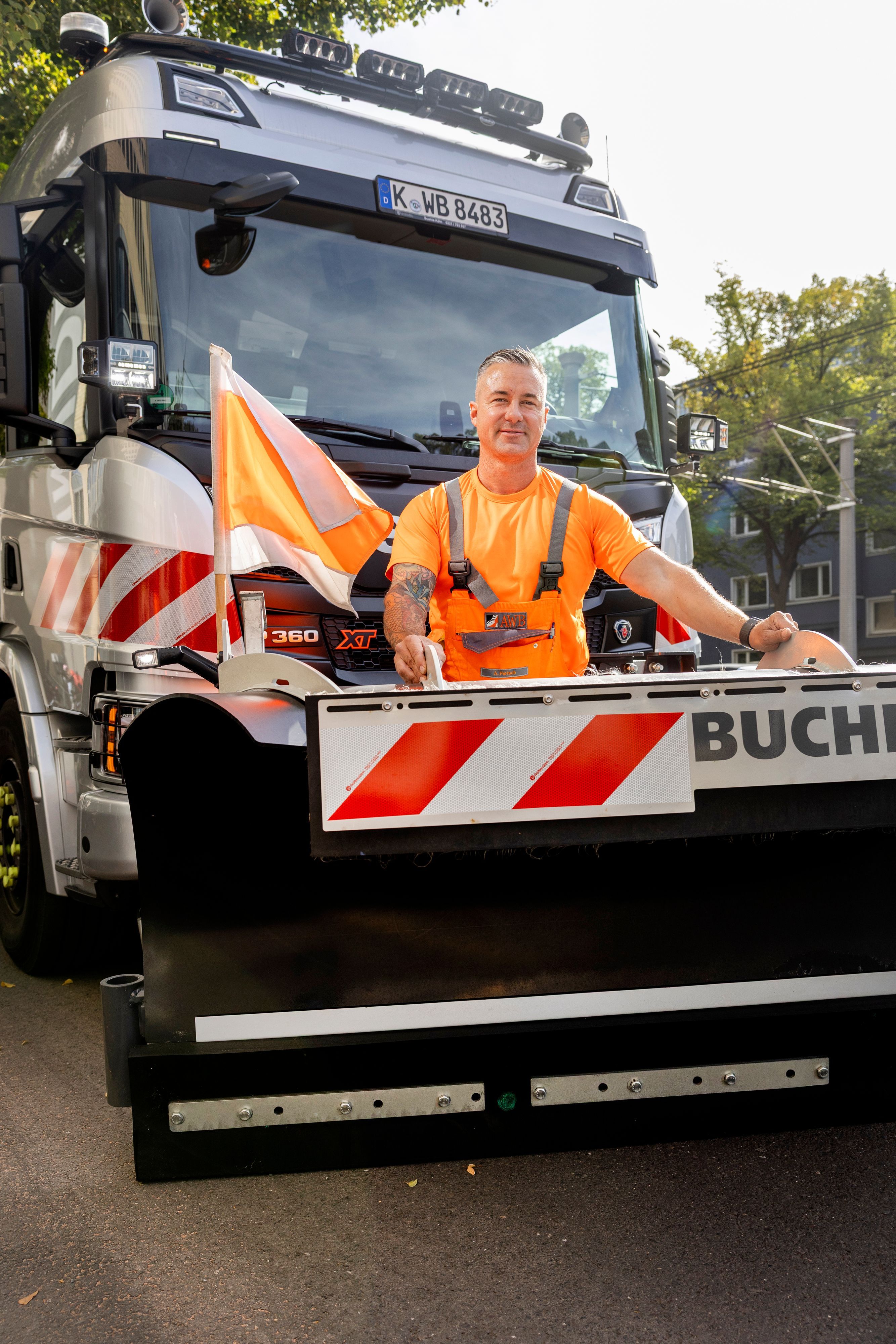 23.09.2026, Köln: Im September fährt die AWB mit ihren Winterdienstfahrzeugen alle Routen ab, damit im Winter im Ernstfall alle Fahrerinnen und Fahrer ihre Routen, Engstellen und das Fahrzeug kennen.
Am Steuer sitzt Andreas Pietsch.

Foto: Michael Bause