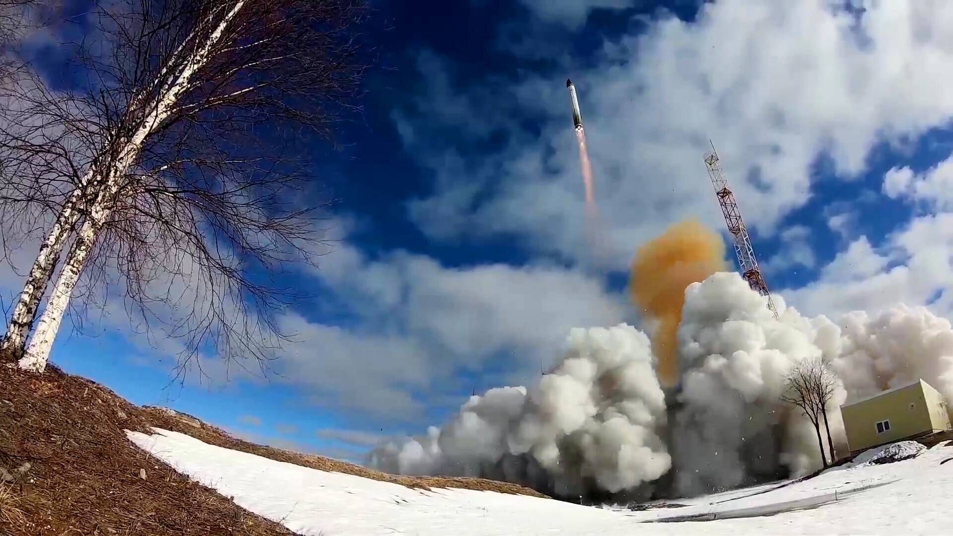 Die russische Interkontinentalrakete RS-28 Sarmat wird bei einer Übung abgefeuert. Die Rakete kann mit Atomsprengköpfen ausgerüstet werden. (Archivbild)