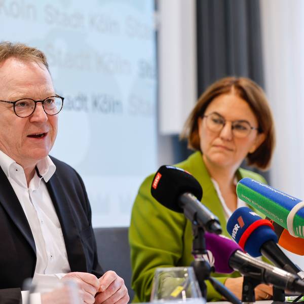 Oberbürgermeister Torsten Burmester und Stadtkämmerin Dörte Diemert bei der Vorstellung des Prüfberichts zur sogenannten „Coesfelder Liste“