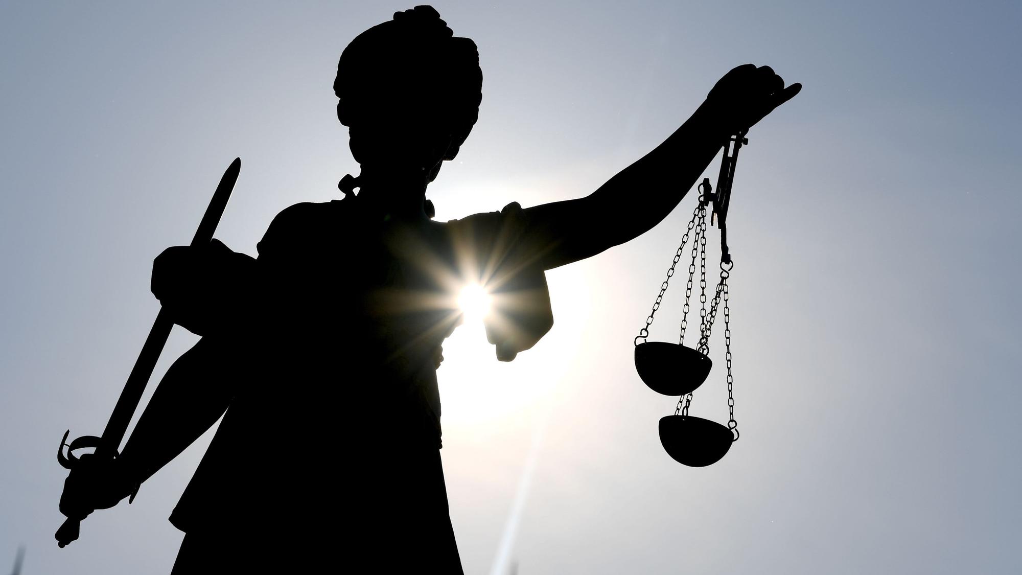 Eine Justitia im Gegenlicht