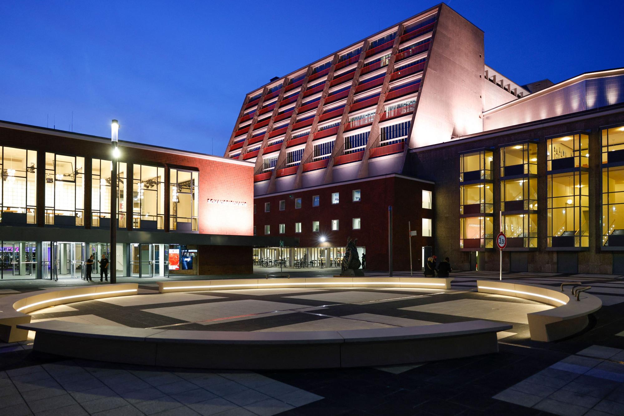 24.09.2026, Nordrhein-Westfalen, Köln: Blick auf das Schauspielhaus und die Oper in Köln. Oper und Schauspiel Köln feiern den Wiedereinzug in ihre angestammten Häuser am Offenbachplatz mit einer großen, festlichen Gala. Die Sanierung der Kölner Bühnen hat 14 Jahre gedauert. Foto: Thomas Banneyer/dpa +++ dpa-Bildfunk +++