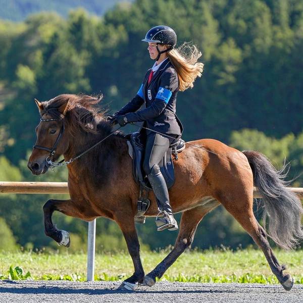 Emma Brust reitet auf einem Pferd.
