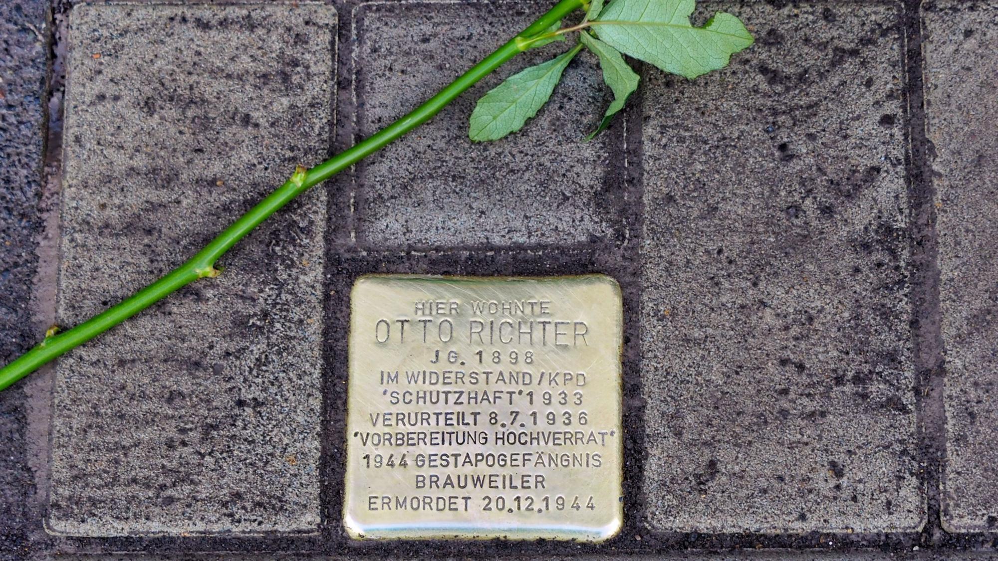 Im Kalscheurer Weg in Köln erinnert ein Stolperstein an den kommunistischen Widerstandskämpfer Otto Richter, der von den Nazis zu Tode gefoltert wurde.