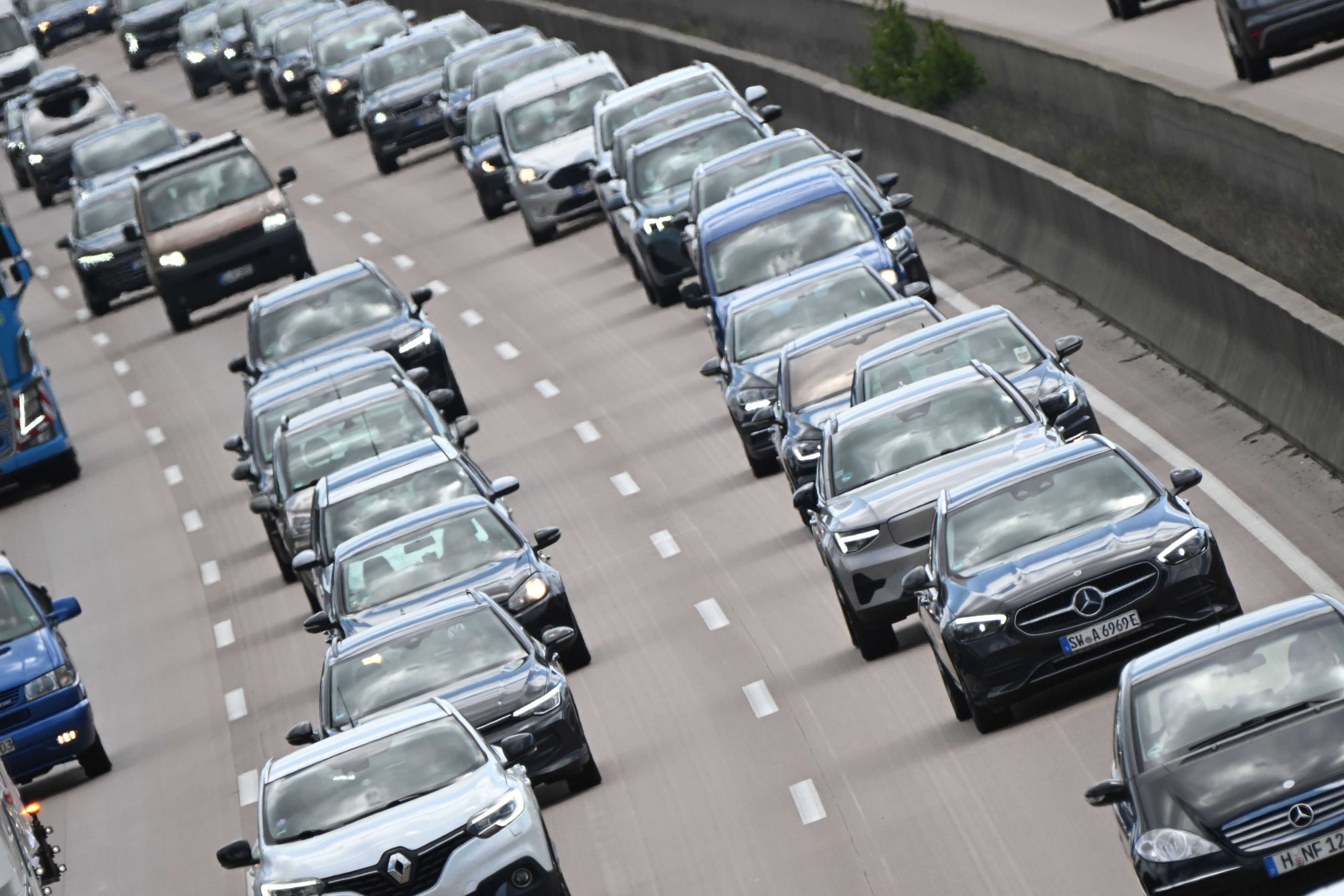 Autos stehen auf der Autobahn im Stau. (Symbolbild)
