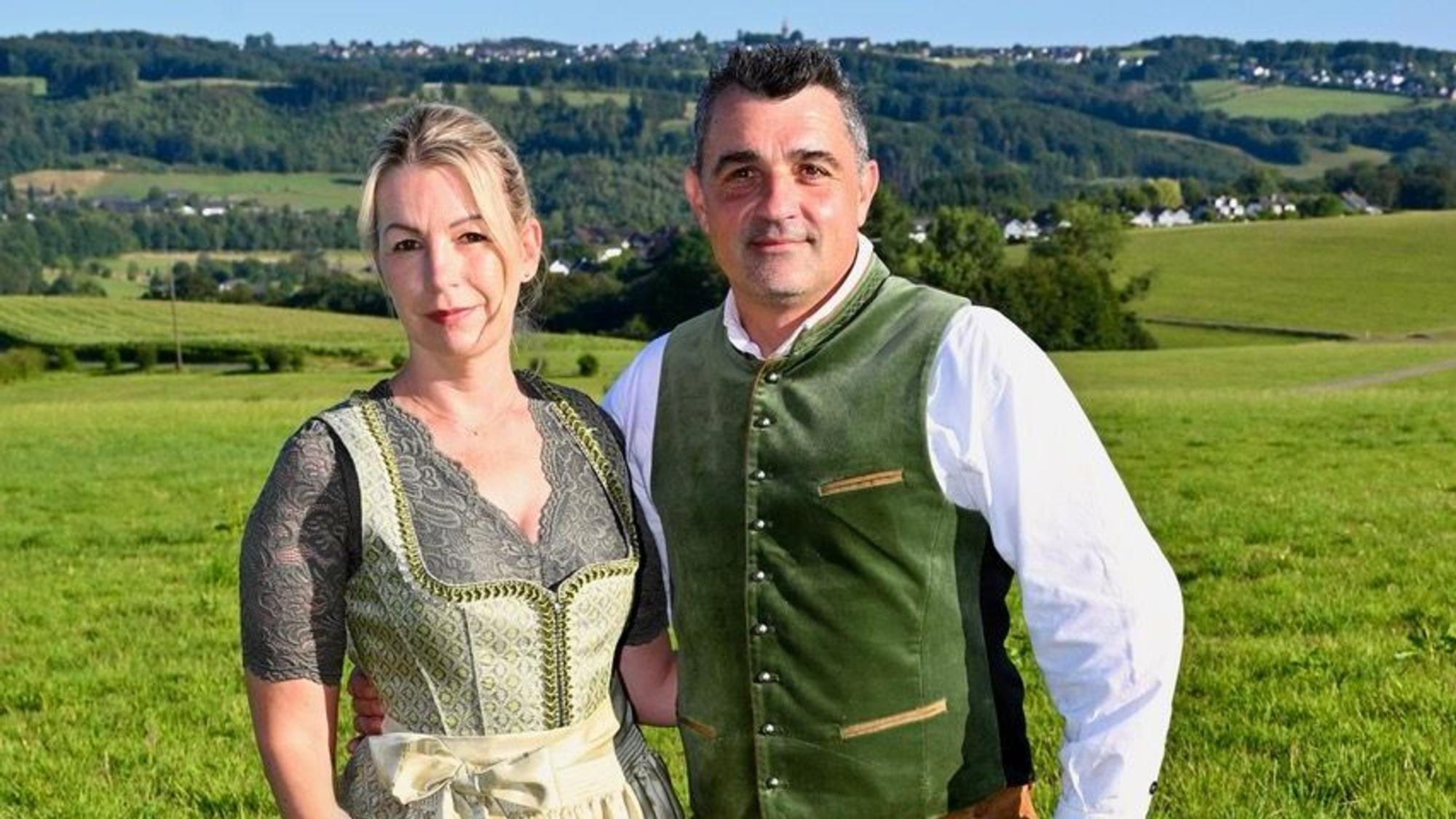 Zu sehen sind eine Frau und ein Mann auf einer Wiese.