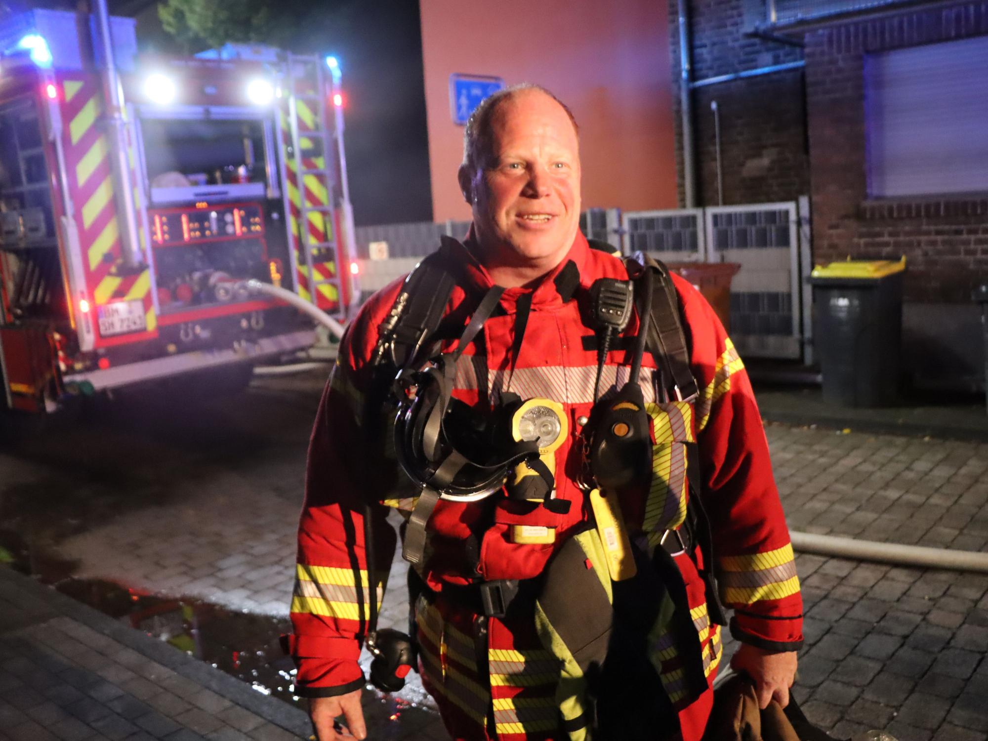 Das Bild zeigt einen Feuerwehrmann im Einsatz.