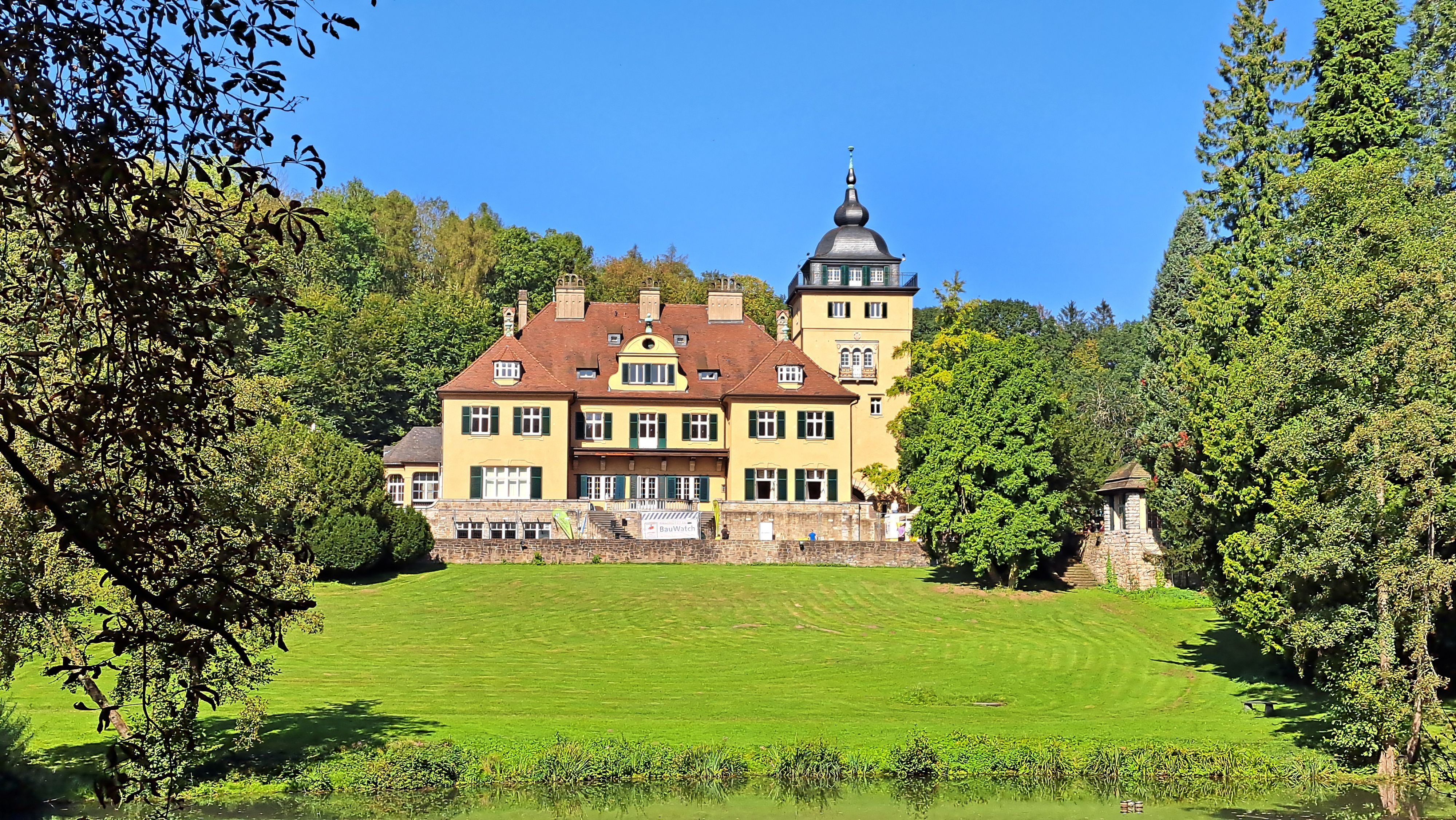 Schlosshotel Lerbach liegt in der Sonne.