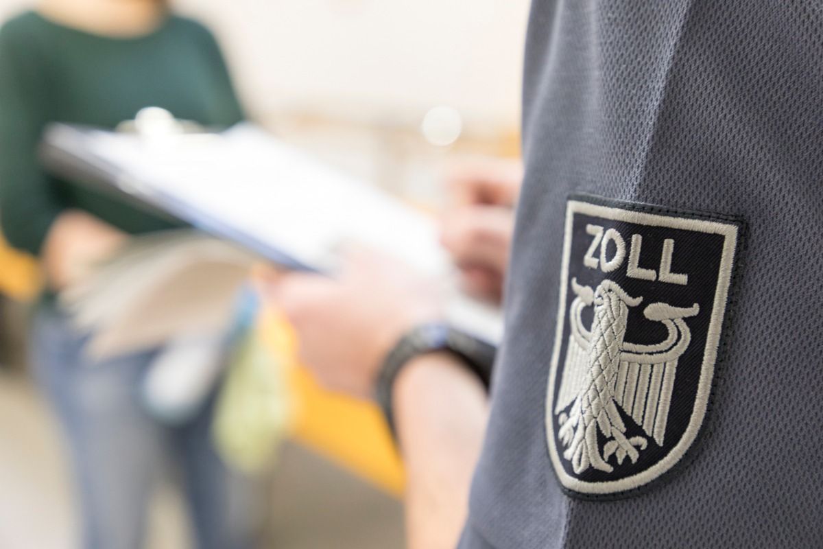 Zollkontrolle im Friseur- und Kosmetikgewerbe in Köln.