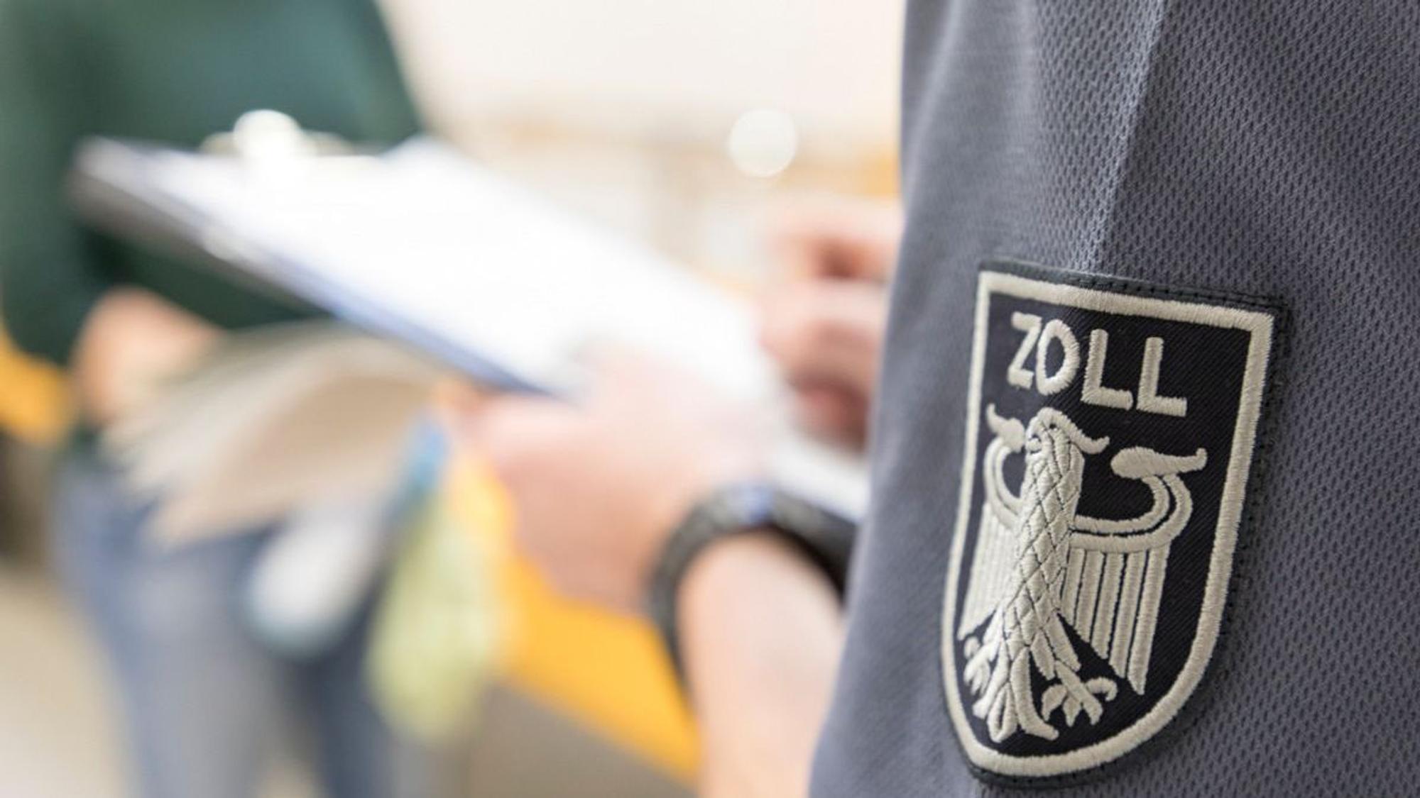 Zollkontrolle im Friseur- und Kosmetikgewerbe in Köln.