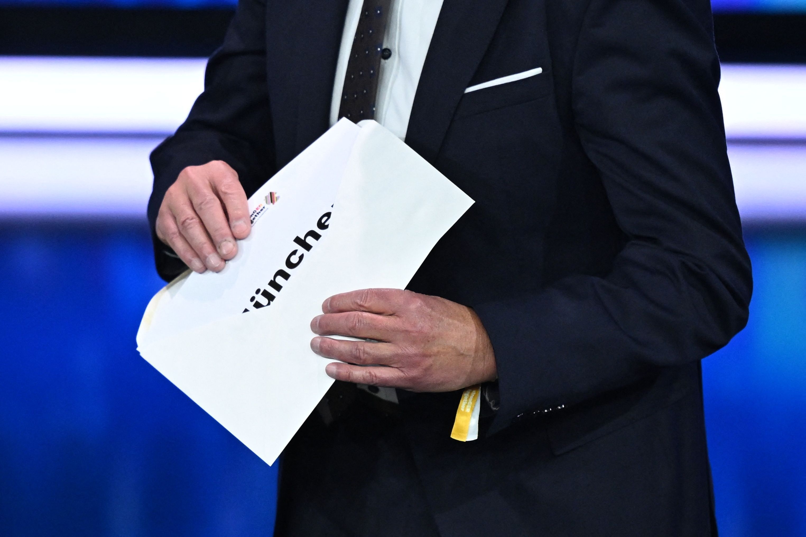 Thomas Weikert, Präsident des Deutschen Olympischen Sportbundes (DOSB), öffnet auf der Bühne bei der Wahl des deutschen Olympiabewerbers für 2036, 2040 oder 2044 den Umschlag.