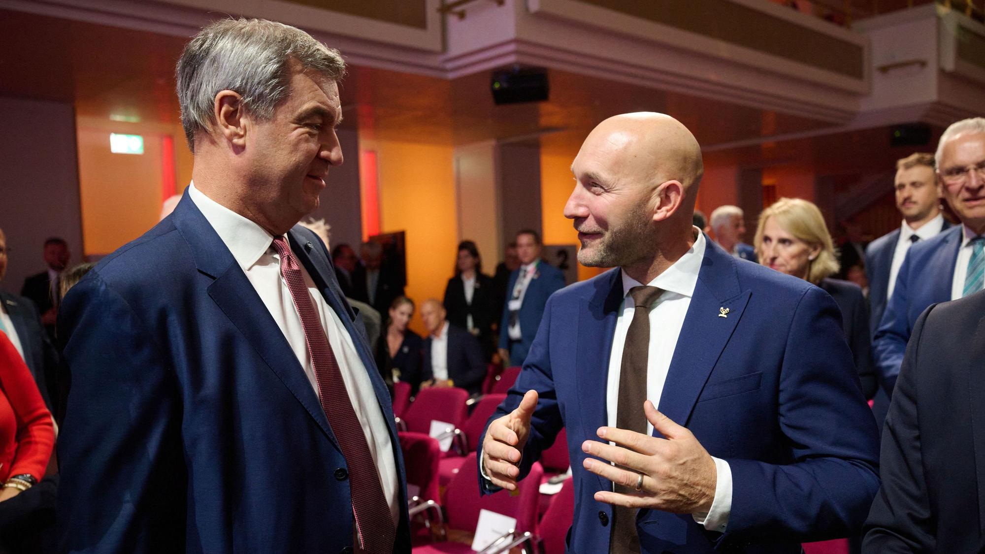 Kanu-Olympiasieger Ronald Rauhe, inzwischen Staatsminister für Sport und Ehrenamt, unterhält sich in Baden-Baden mit Bayerns Ministerpräsident Markus Söder (CSU).