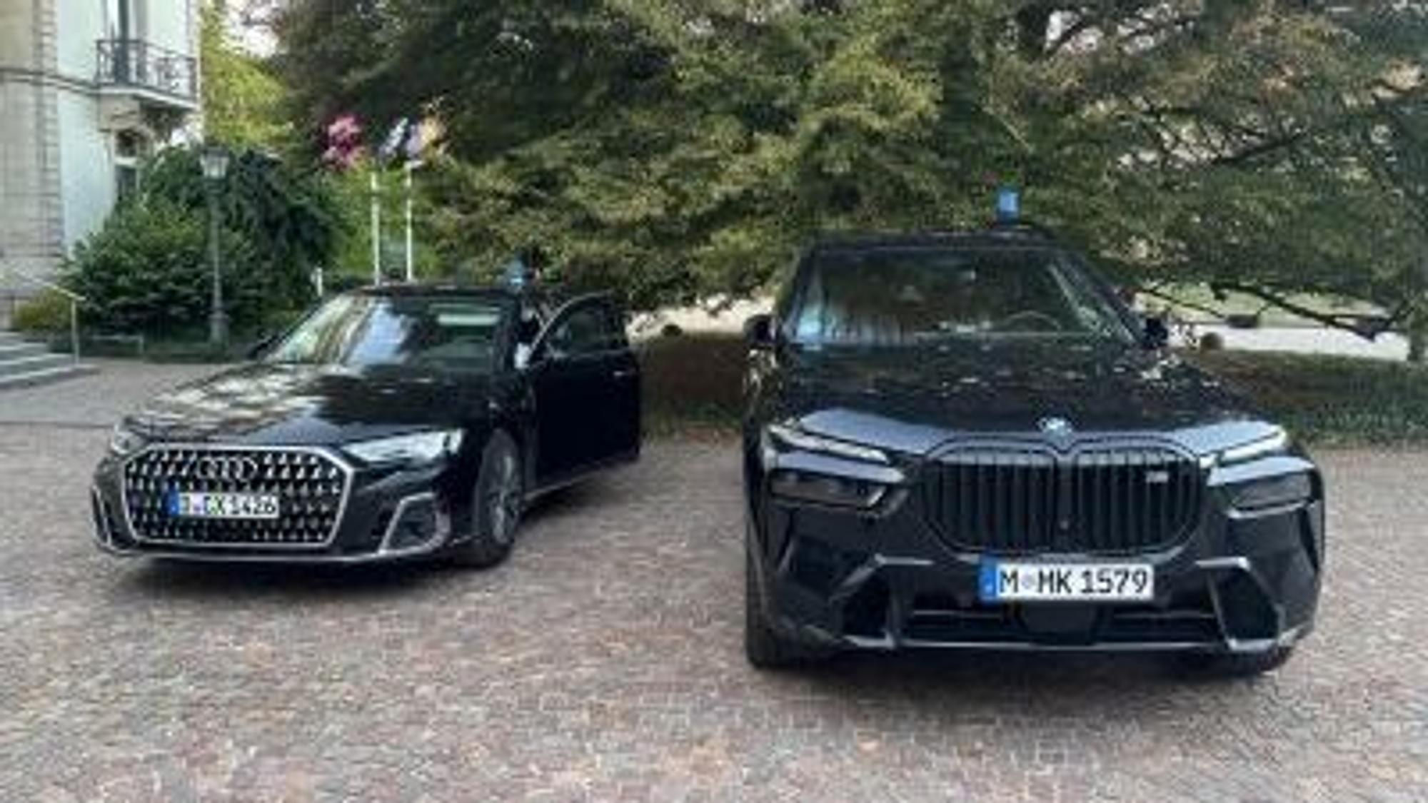 Einträchtig nebeneinander: Die beiden dunklen Dienstwagen der Ministerpräsidenten aus NRW und Bayern vor der Kongresshalle in Baden-Baden.