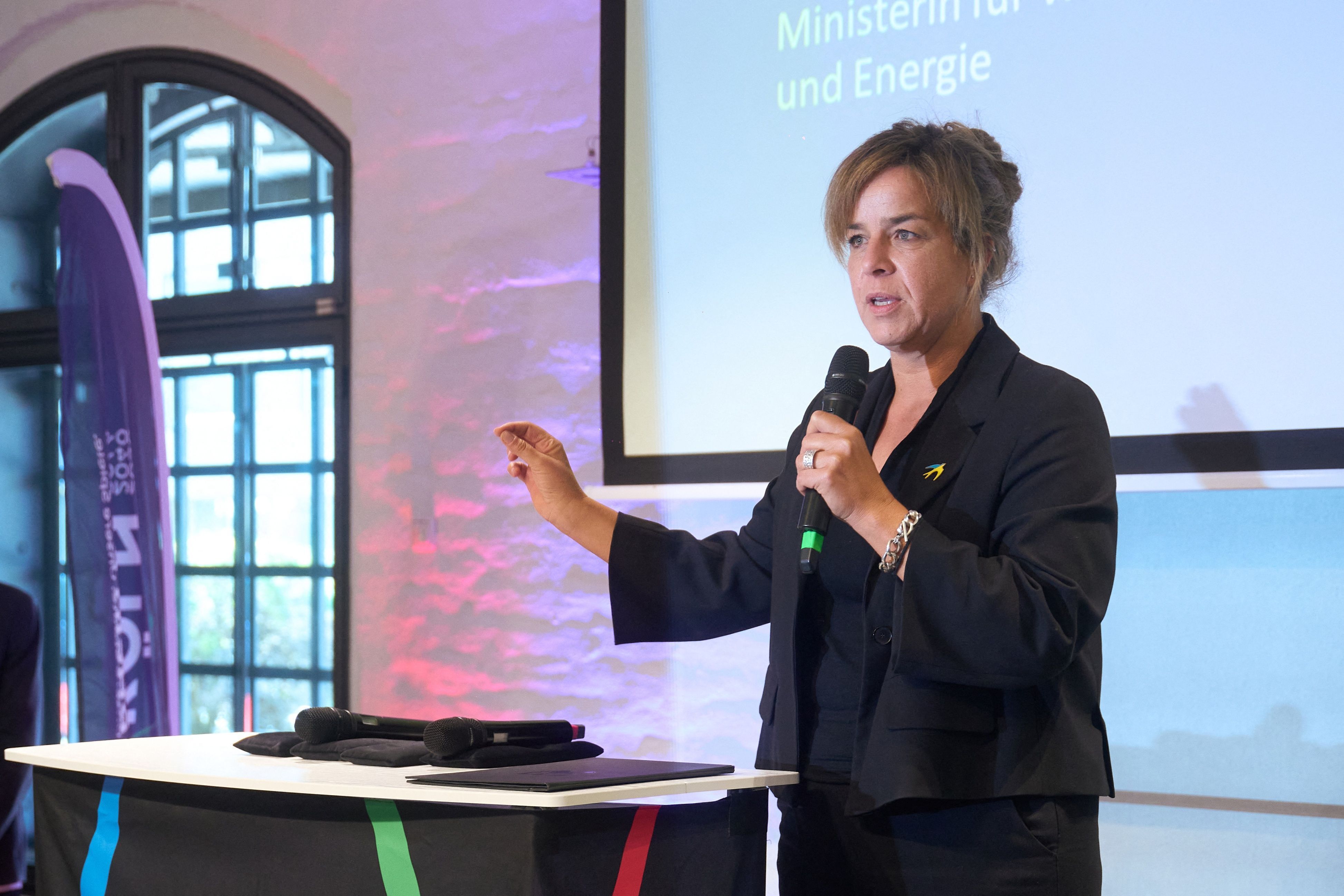 Mona Neubauer (Grüne), Ministerin für Wirtschaft, Industrie, Klimaschutz und Energie, spricht bei der Kölner Olympia-Party zur DOSB-Entscheidung.