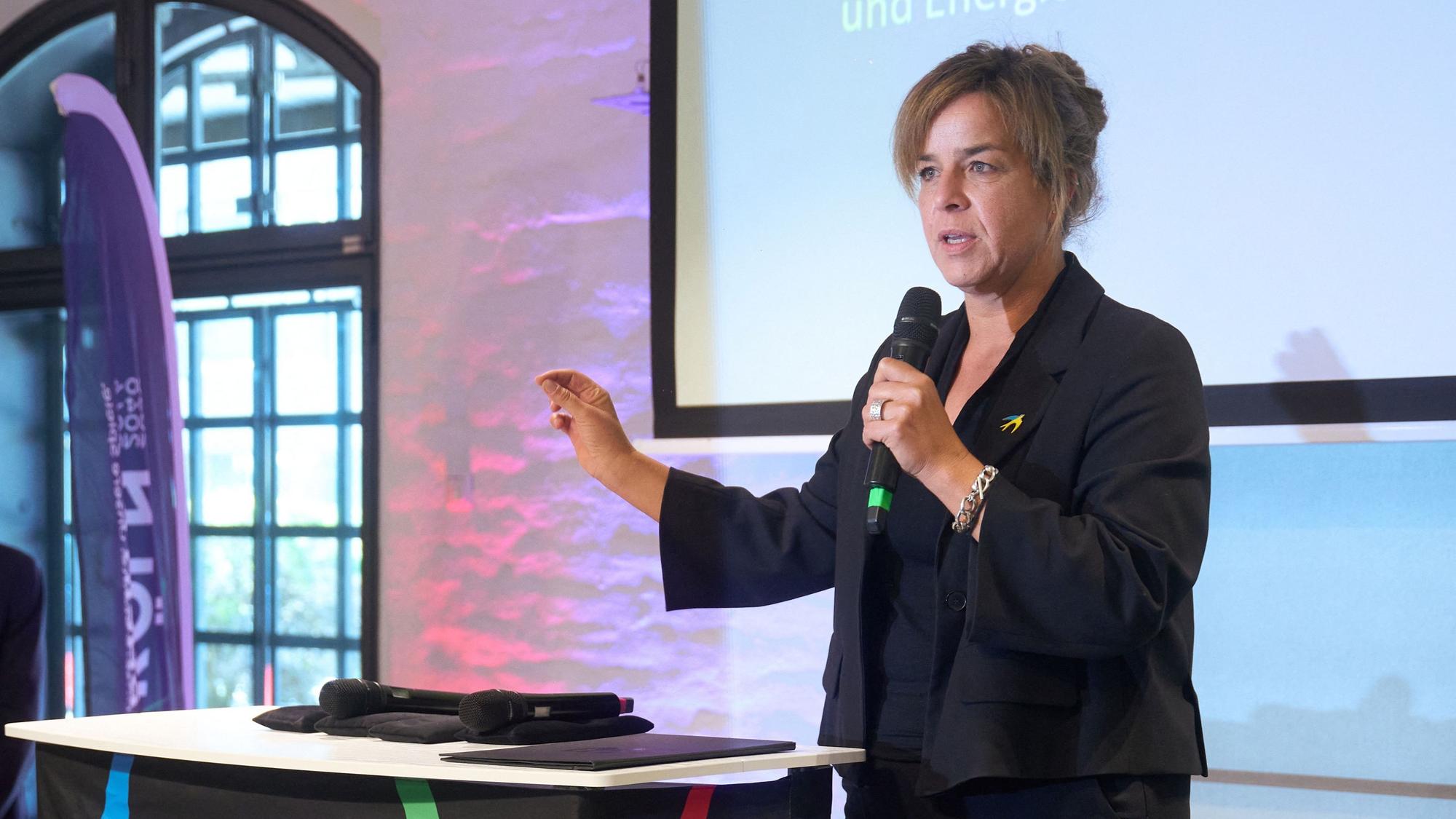Mona Neubauer (Grüne), Ministerin für Wirtschaft, Industrie, Klimaschutz und Energie, spricht bei der Kölner Olympia-Party zur DOSB-Entscheidung.