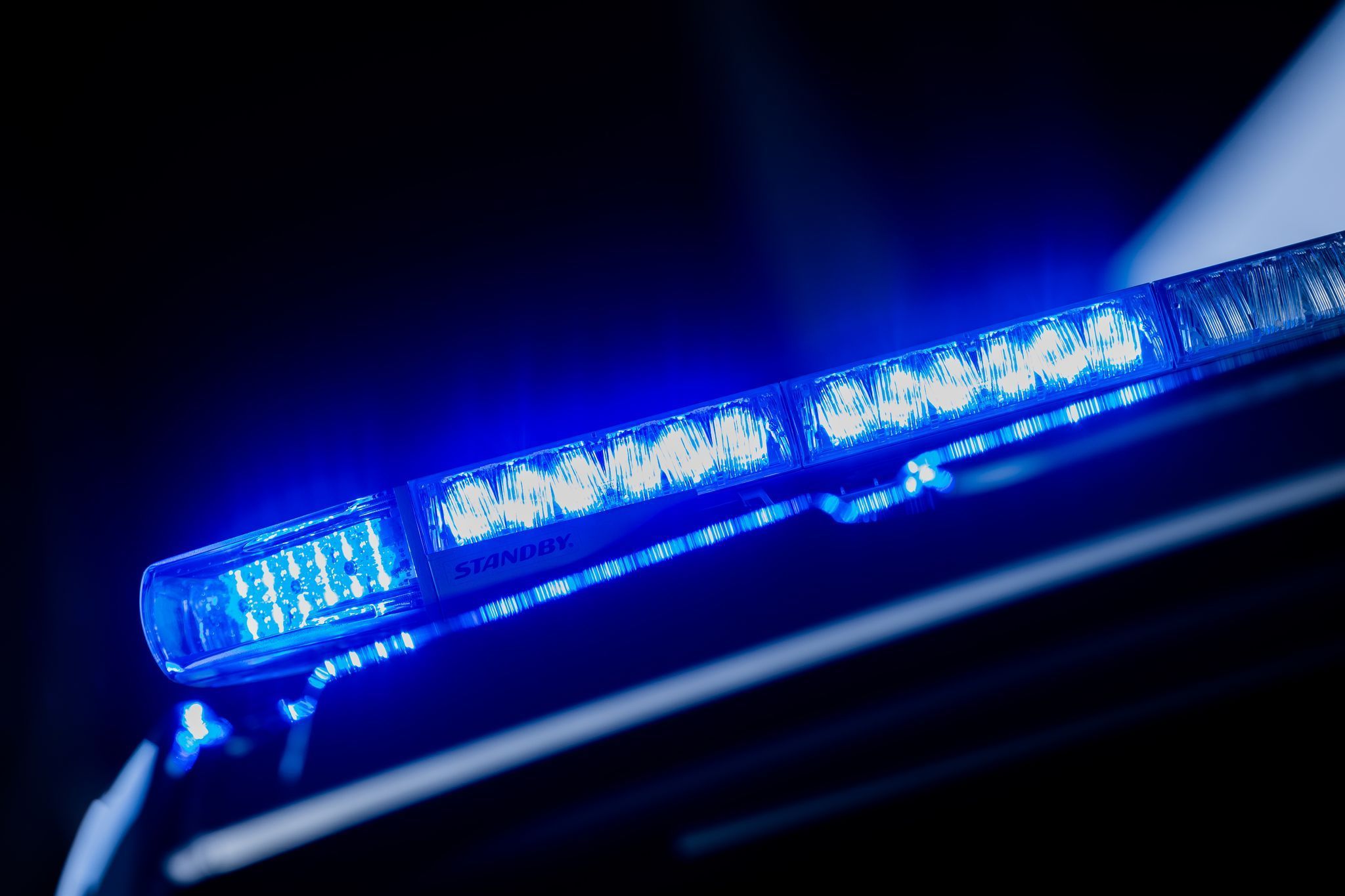 Auto stößt mit Bus zusammen