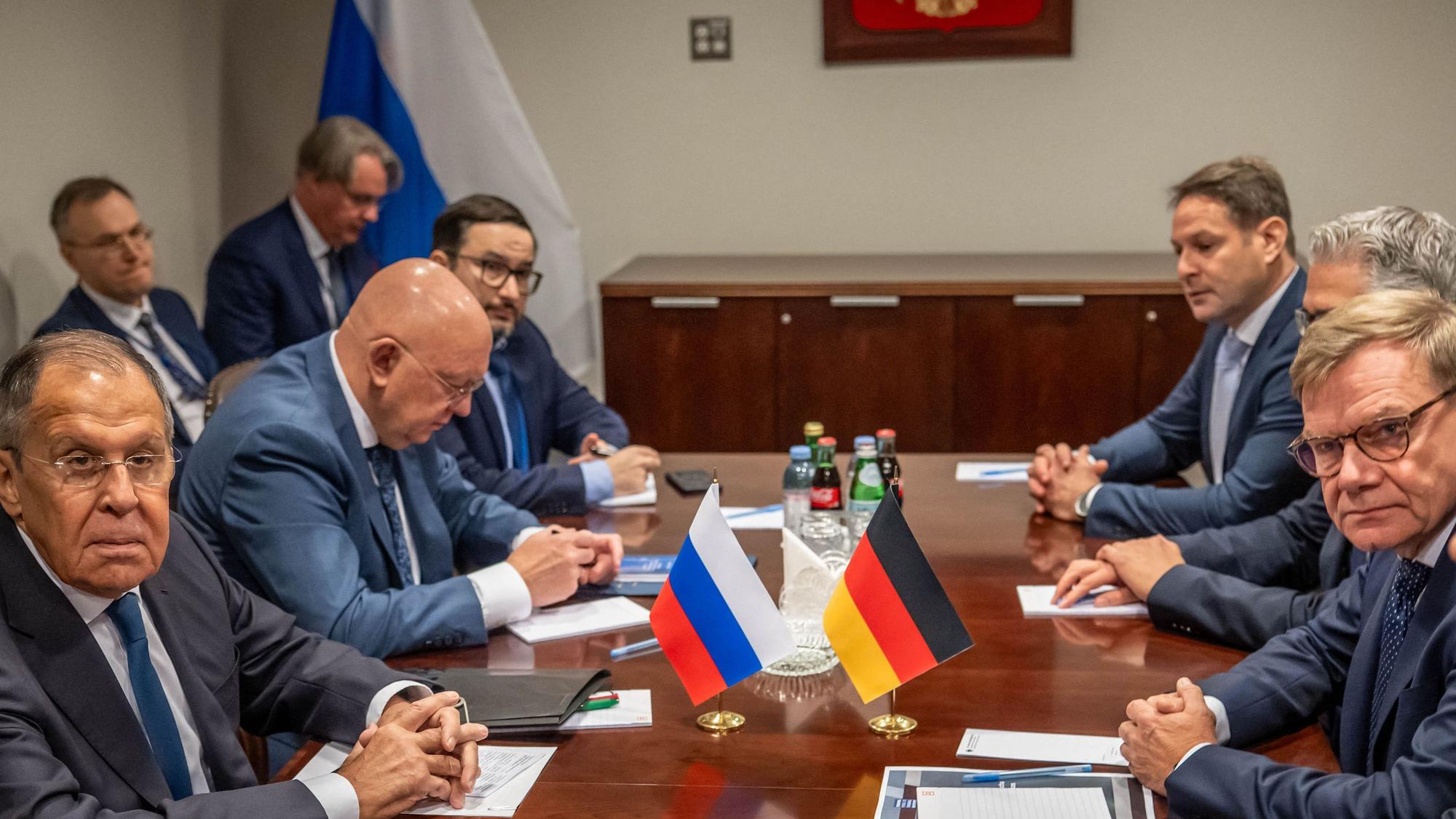 Sergej Lawrow (l.), Außenminister von Russland, sitzt gegenüber von Johann Wadephul (CDU, r.), Außenminister, bei einem Treffen am Rande der Sitzung der UN Generalversammlung.