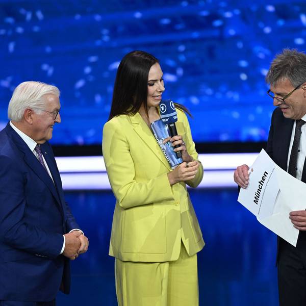 Und er merkt nicht, was er tut: DOSB-Präsident Thomas Weikert nimmt die Ergebnisverkündung vorweg. Bundespräsident Frank-Walter Steinmeier (l.) findet es lustig, Moderatorin Esther Sedlaczek eher nicht.