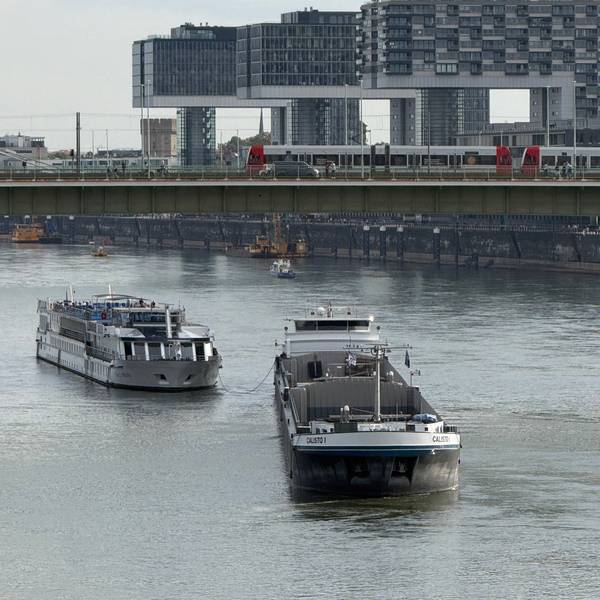 Ein Schiff schleppt ein anderes frei.