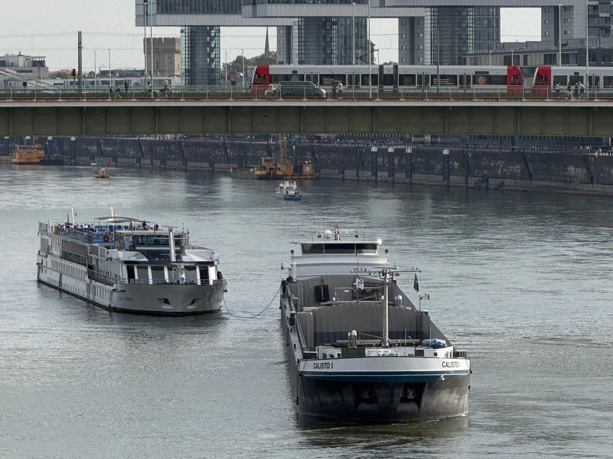 Ein Schiff schleppt ein anderes frei.