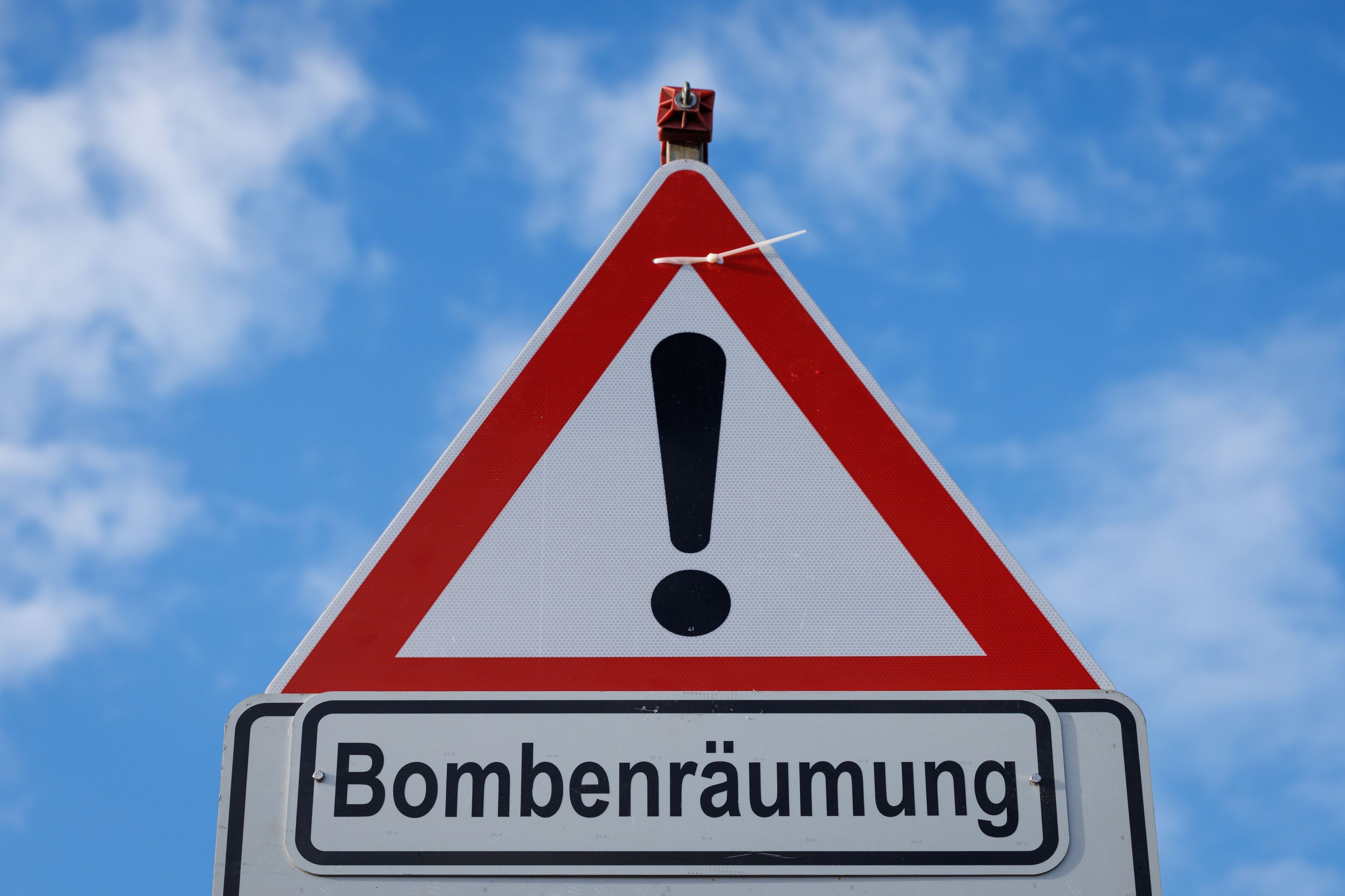 „Bombenräumung“ steht auf einem Straßenschild. Im Rhein bei Bornheim ist eine Weltkriegsbombe gefunden worden. (Symbolbild)