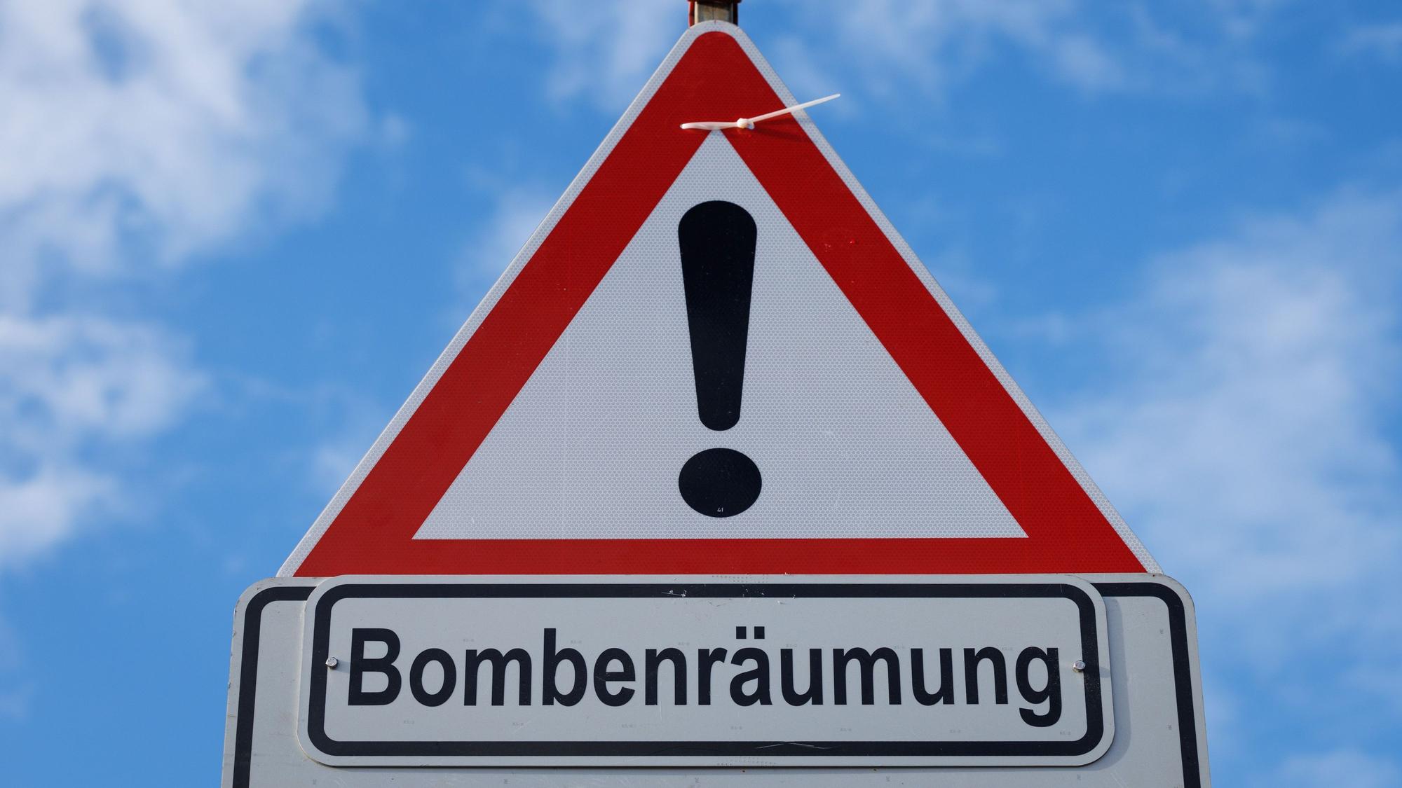 „Bombenräumung“ steht auf einem Straßenschild. Im Rhein bei Bornheim ist eine Weltkriegsbombe gefunden worden. (Symbolbild)