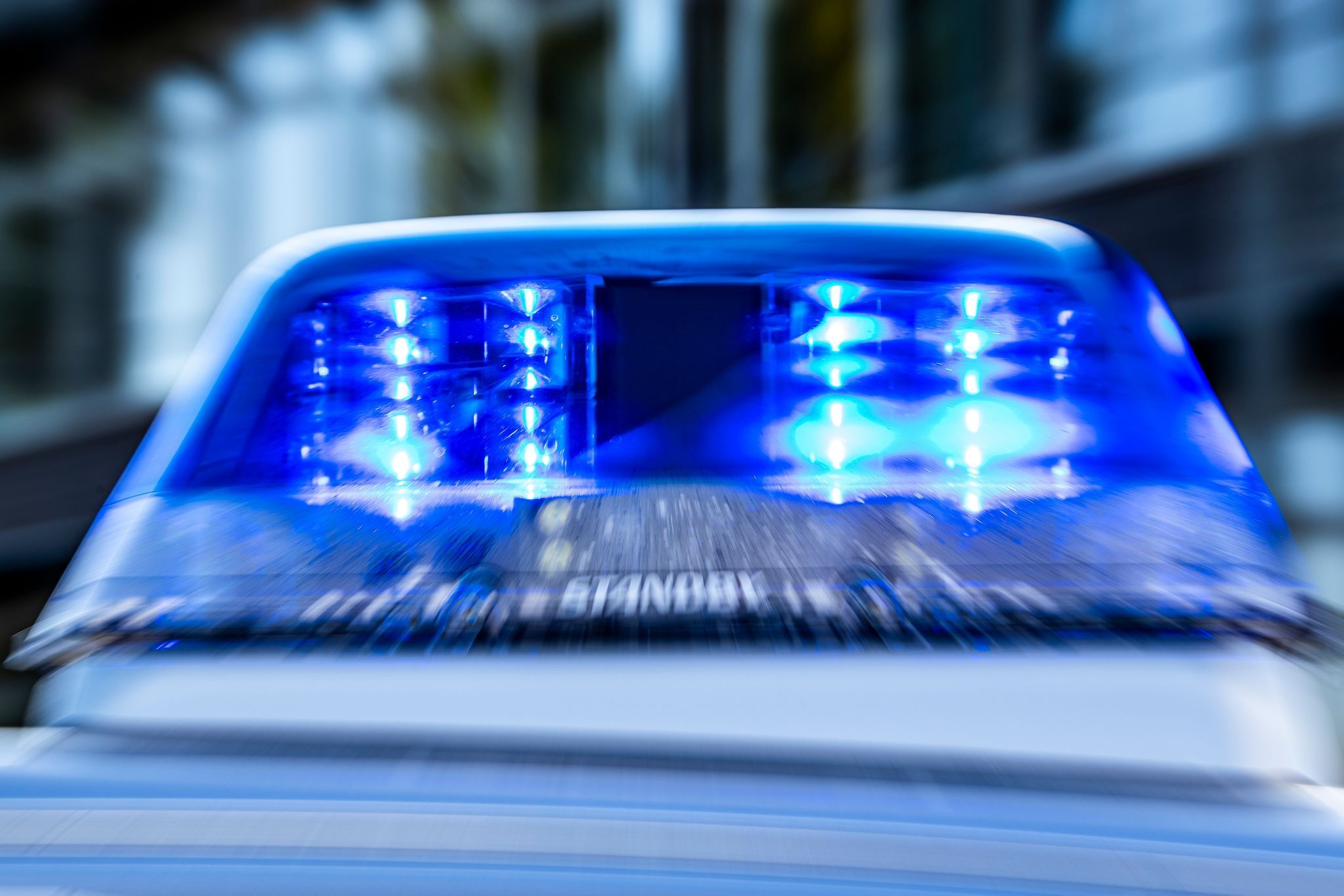 Straßenbahn schleift Auto mit - Fahrerin schwer verletzt
