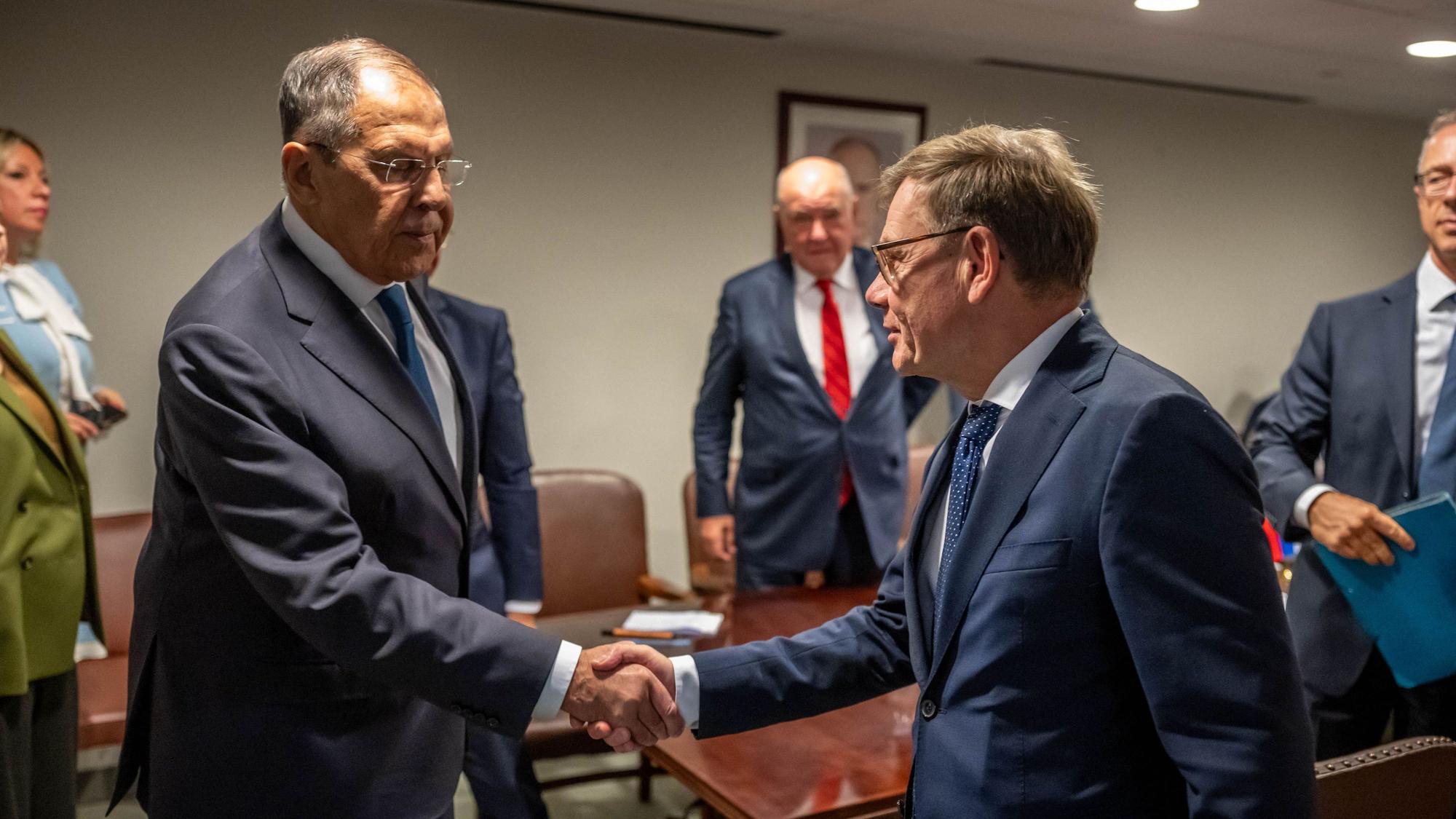 Sergei Lawrow (l.), Außenminister von Russland, verabschiedet sich von Johann Wadephul (CDU, r.).