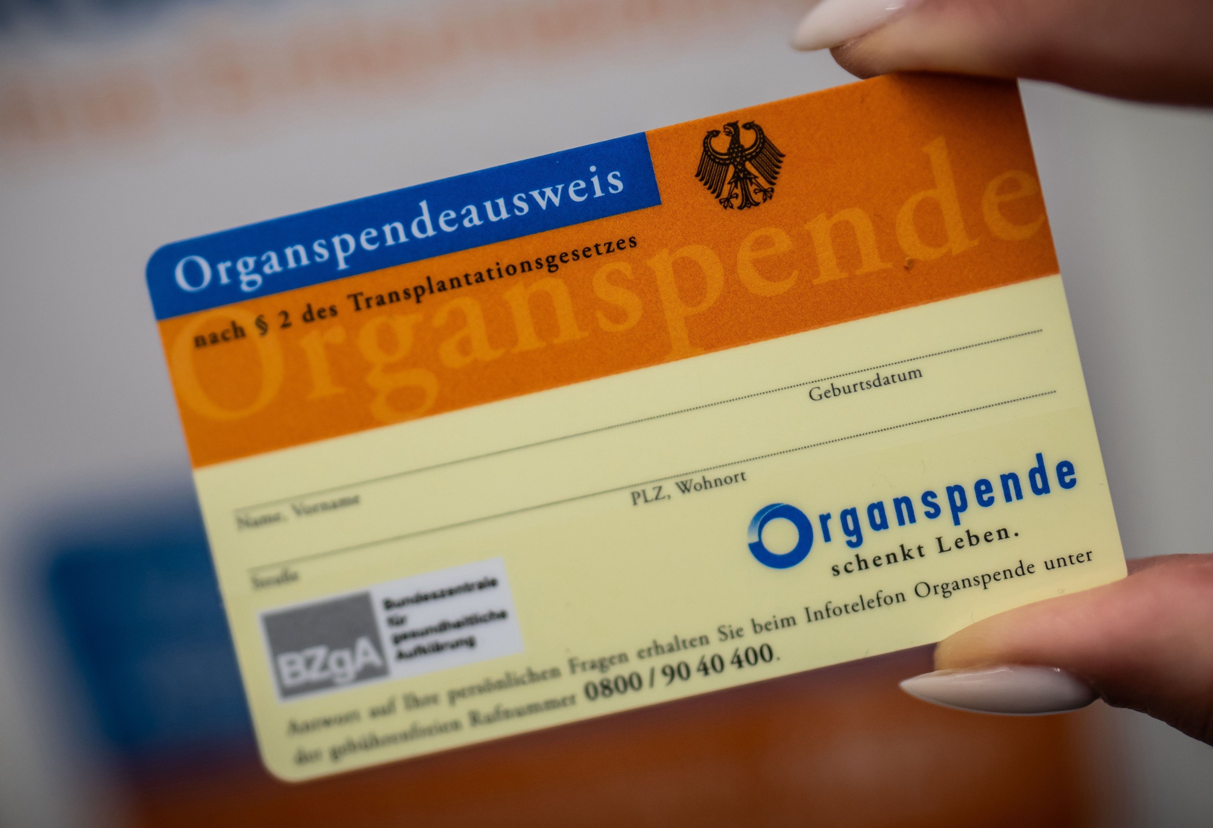 Einen Organspendeausweis bekommt man kostenfrei in Arztpraxen, in Apotheken oder online als PDF.