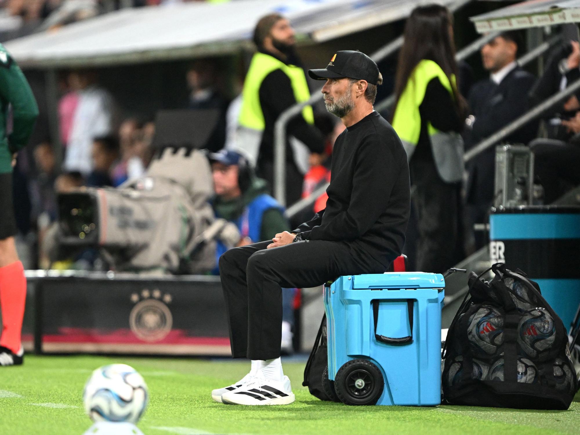 Jürgen Klopp sitzt während des Spiels am Seitenrand auf einer Kühlkiste.