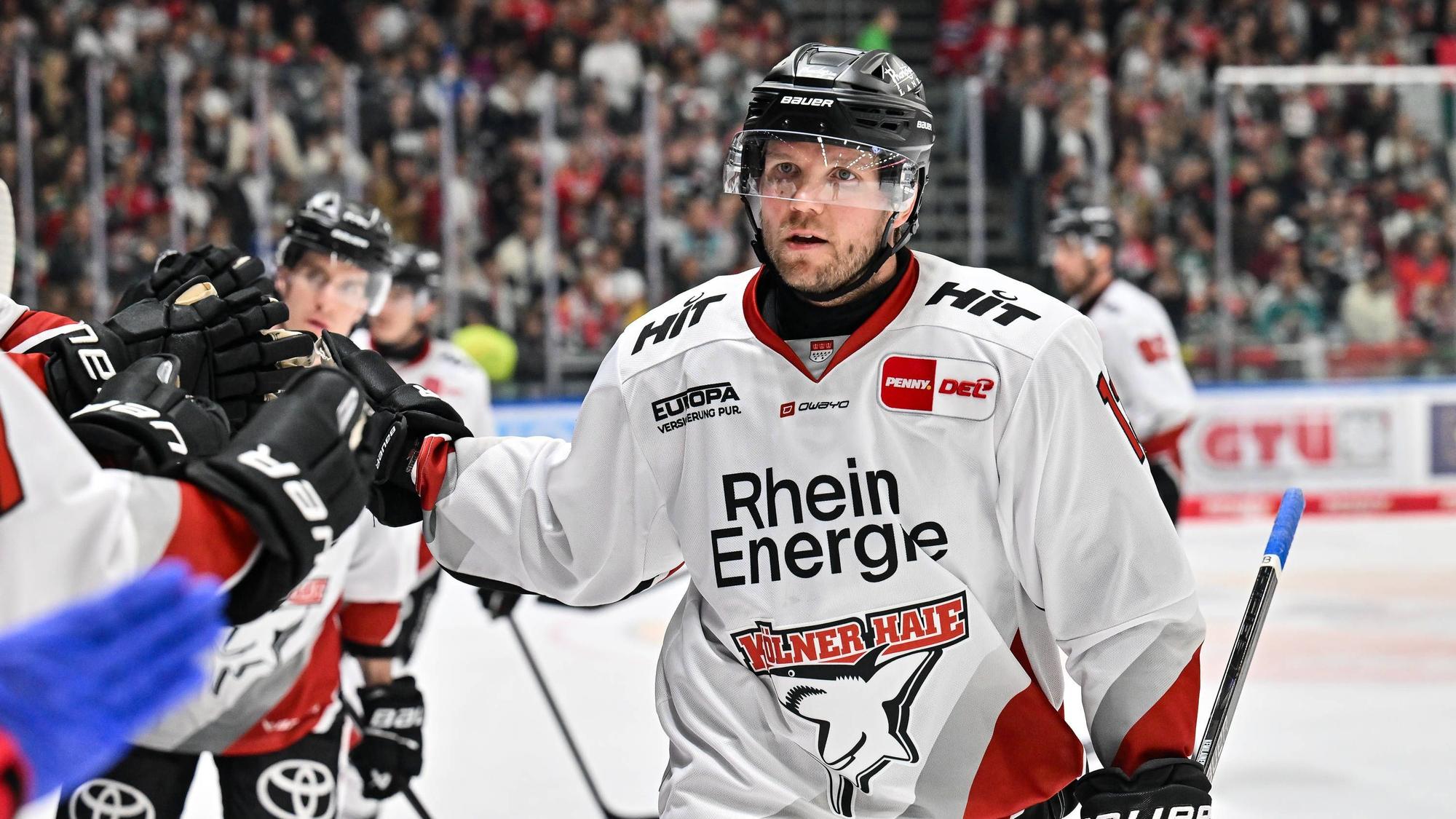 Penny DEL Augsburger Panther - Kölner Haie, 27.09.2026 AUGSBURG, GERMANY 27. SEPTEMBER: Jubel der Gäste nach dem Treffer zum 1-3 durch Valtteri KEMILÄINEN Kölner Haie 13 während dem Match der Penny DEL zwischen den Augsburger Panthern und den Kölner Haien am 4. Spieltag im Curt Frenzel Stadion *** Penny DEL: Augsburger Panther vs. Kölner Haie, September 27, 2026, AUGSBURG, GERMANY, September 27: The visiting fans cheer after Valtteri KEMILÄINEN of the Kölner Haie scores to make it 13 during the Penny DEL game between the Augsburger Panther and the Kölner Haie on Matchday 4 at Curt Frenzel Stadium Copyright: xBEAUTIFULxSPORTS/Goldbergx