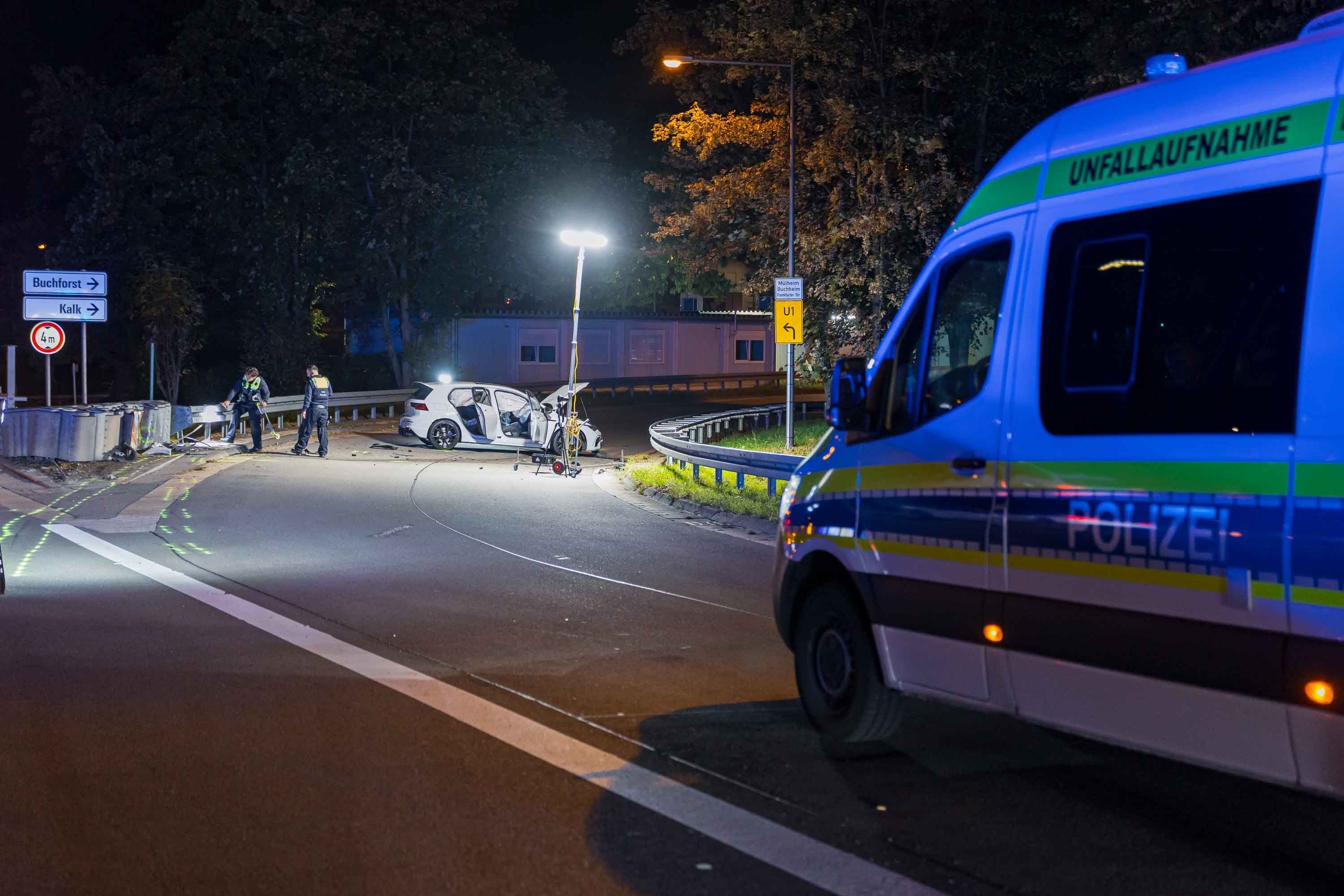 Der Wagen war nicht mehr fahrbereit und musste abgeschleppt werden. Die Polizei spricht von einem hohen Sachschaden.