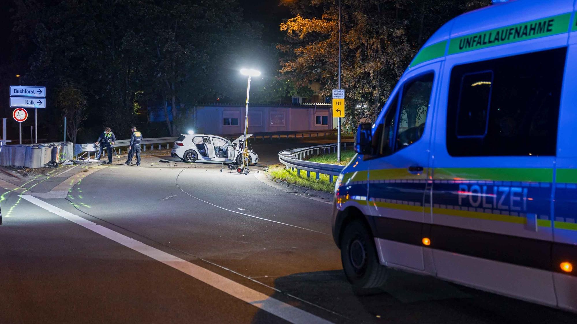 Der Wagen war nicht mehr fahrbereit und musste abgeschleppt werden. Die Polizei spricht von einem hohen Sachschaden.