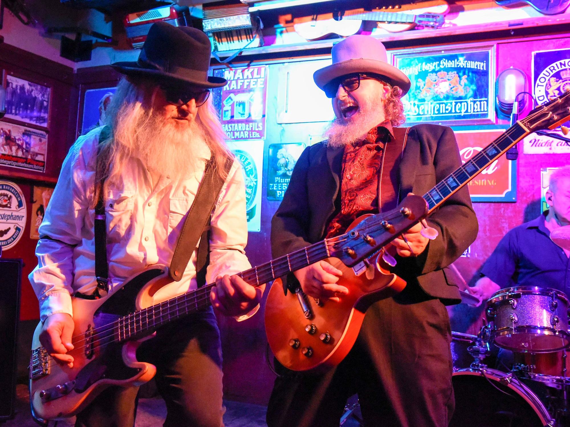 Den Bluesrock von ZZ-Top brachte das Trio Double Down auf die Bühne „Em Höttche“.