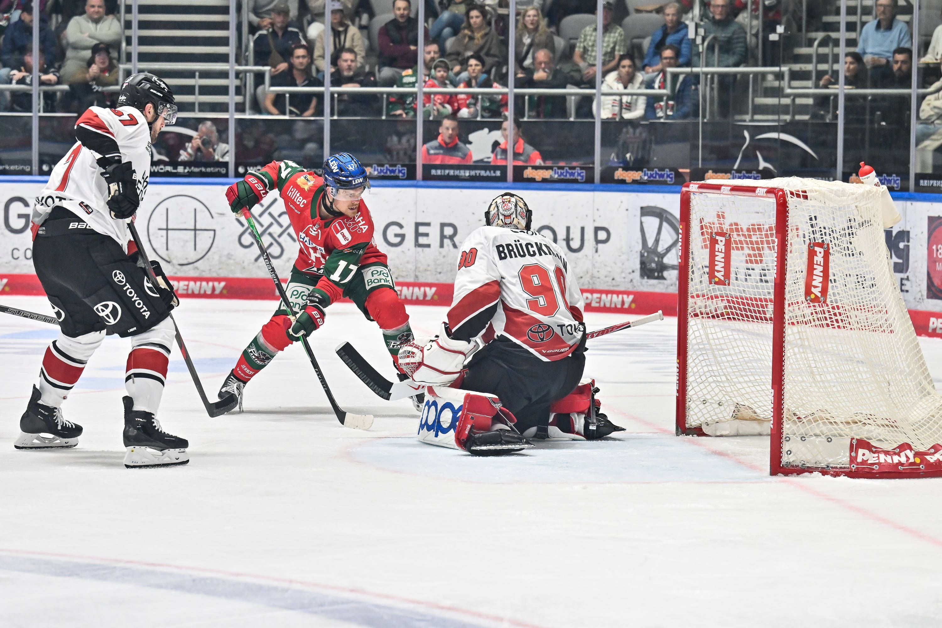 Penny DEL Augsburger Panther - Kölner Haie, 27.09.2026 AUGSBURG, GERMANY 27. SEPTEMBER: Sean MALONE Augsburger Panther 17 scheitert an Felix BRÜCKMANN Kölner Haie 90 während dem Match der Penny DEL zwischen den Augsburger Panthern und den Kölner Haien am 4. Spieltag im Curt Frenzel Stadion *** Penny DEL: Augsburger Panther vs. Kölner Haie, September 27, 2026, AUGSBURG, GERMANY September 27: Sean MALONE of the Augsburger Panther No. 17 is stopped by Felix BRÜCKMANN of the Kölner Haie No. 90 during the Penny DEL game between the Augsburger Panther and the Kölner Haie on Matchday 4 at Curt Frenzel Stadium Copyright: xBEAUTIFULxSPORTS/Goldbergx