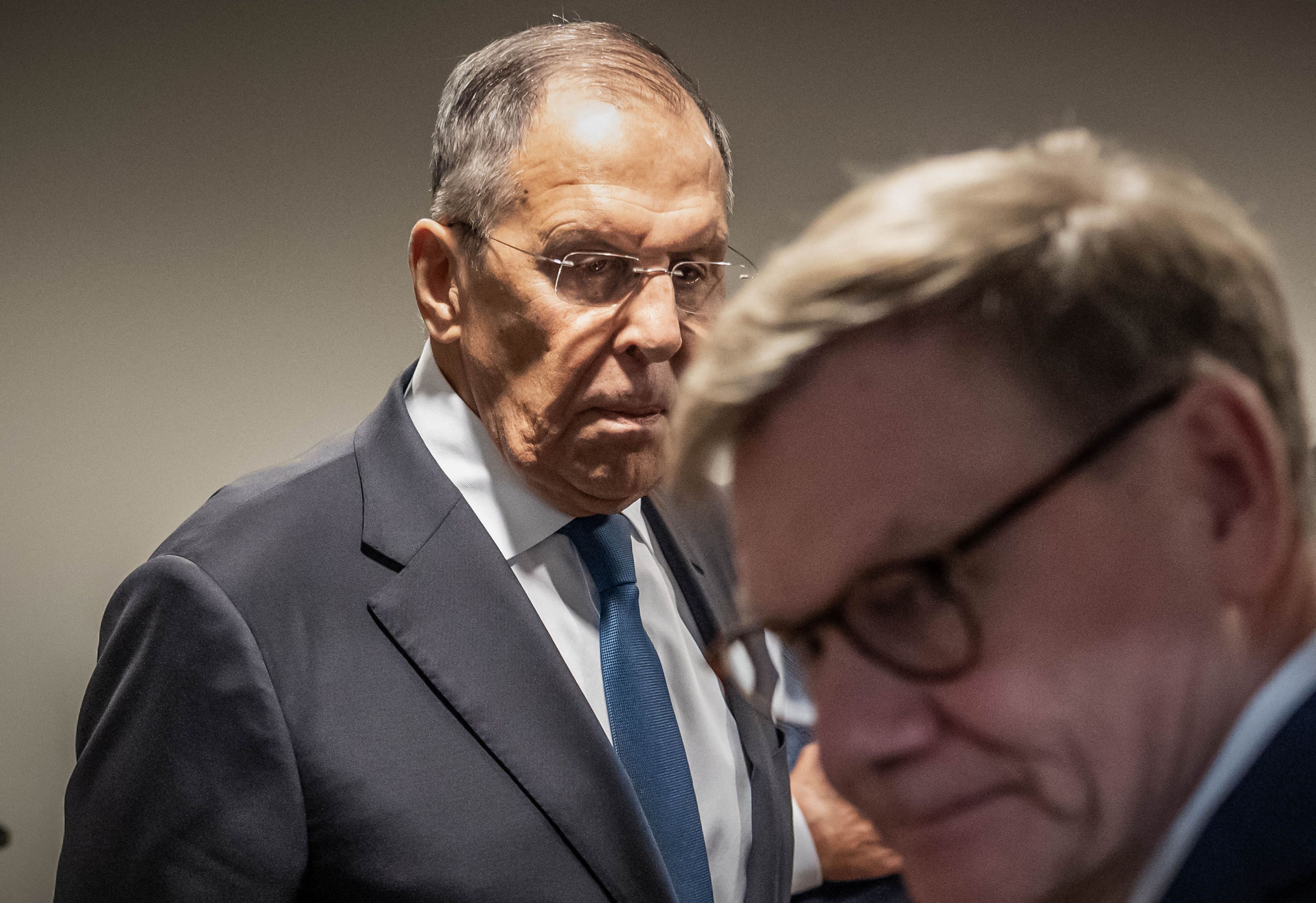 Sergej Lawrow (l.), Außenminister von Russland, verabschiedet sich von Johann Wadephul (CDU, r.), Außenminister, nach einem Treffen am Rande der Sitzung der UN Generalversammlung.