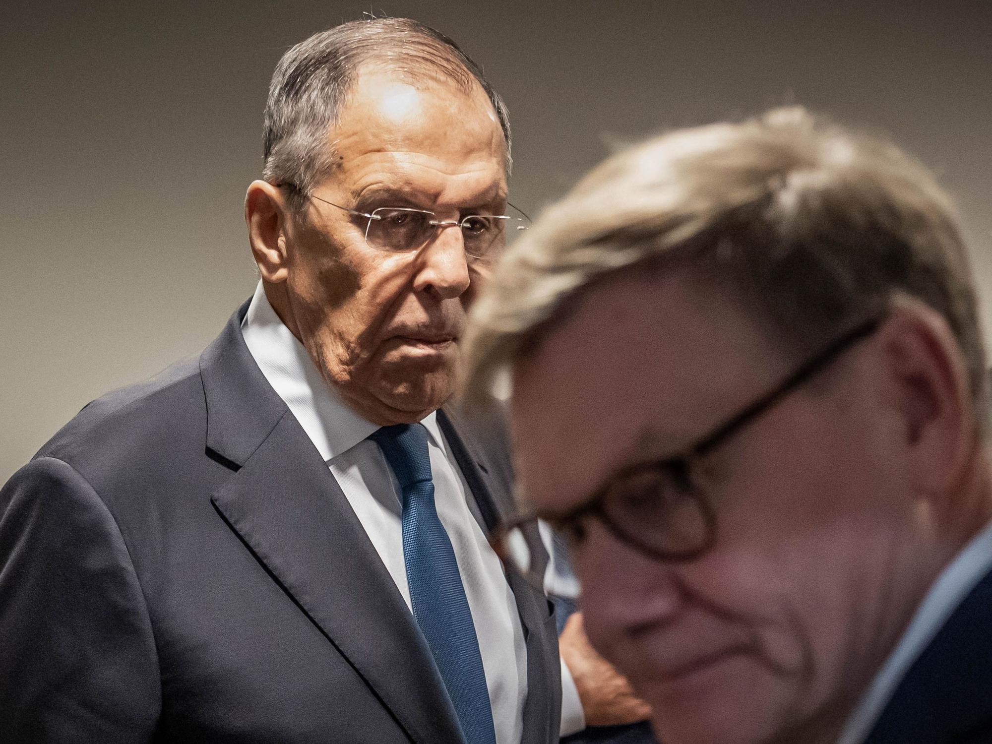 Sergej Lawrow (l), Außenminister von Russland, verabschiedet sich von Johann Wadephul (CDU, r), Außenminister, nach einem Treffen am Rande der Sitzung der UN Generalversammlung bei den Vereinten Nationen.
