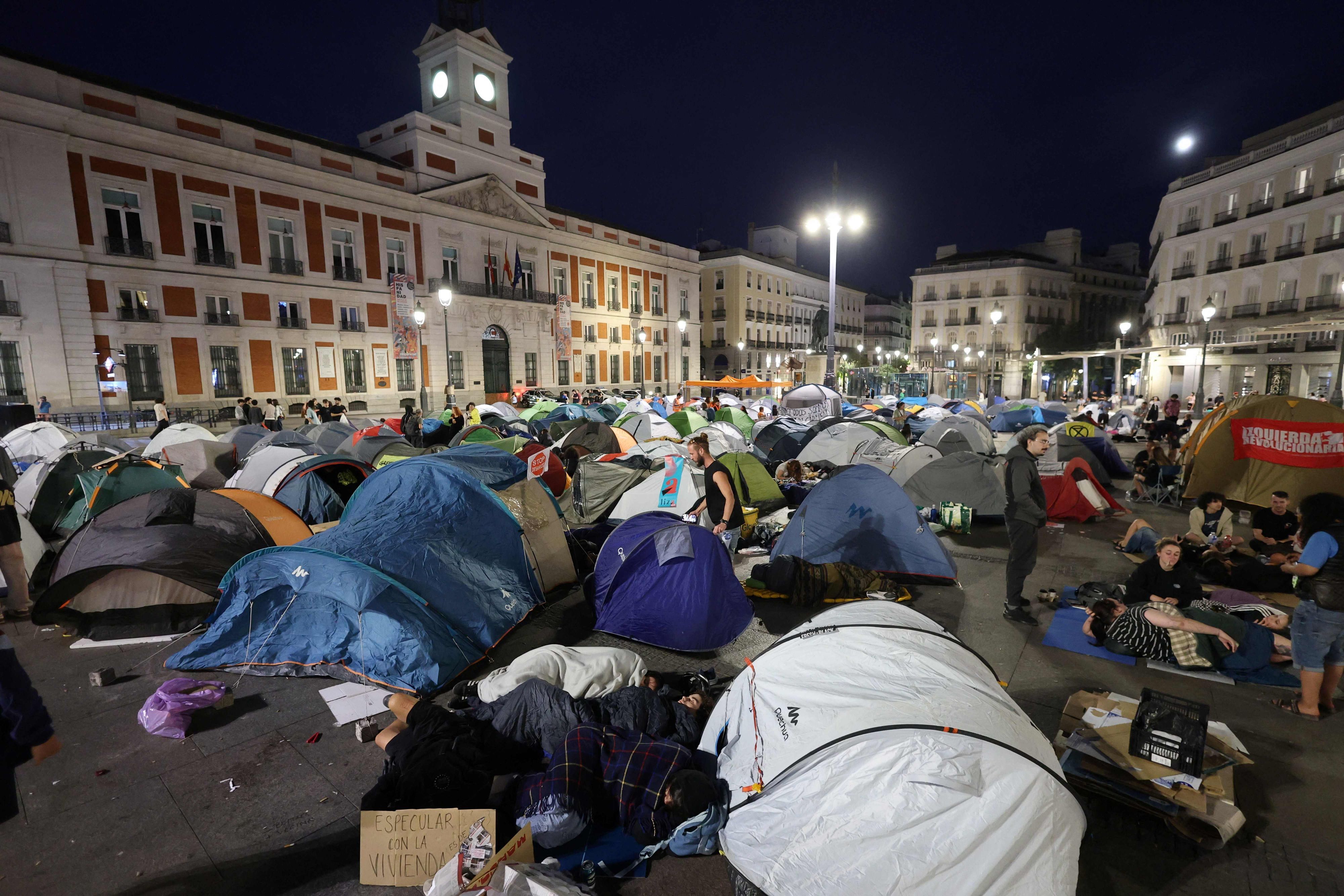 Demonstrierende haben ein Protestcamp in Madrid bezogen.