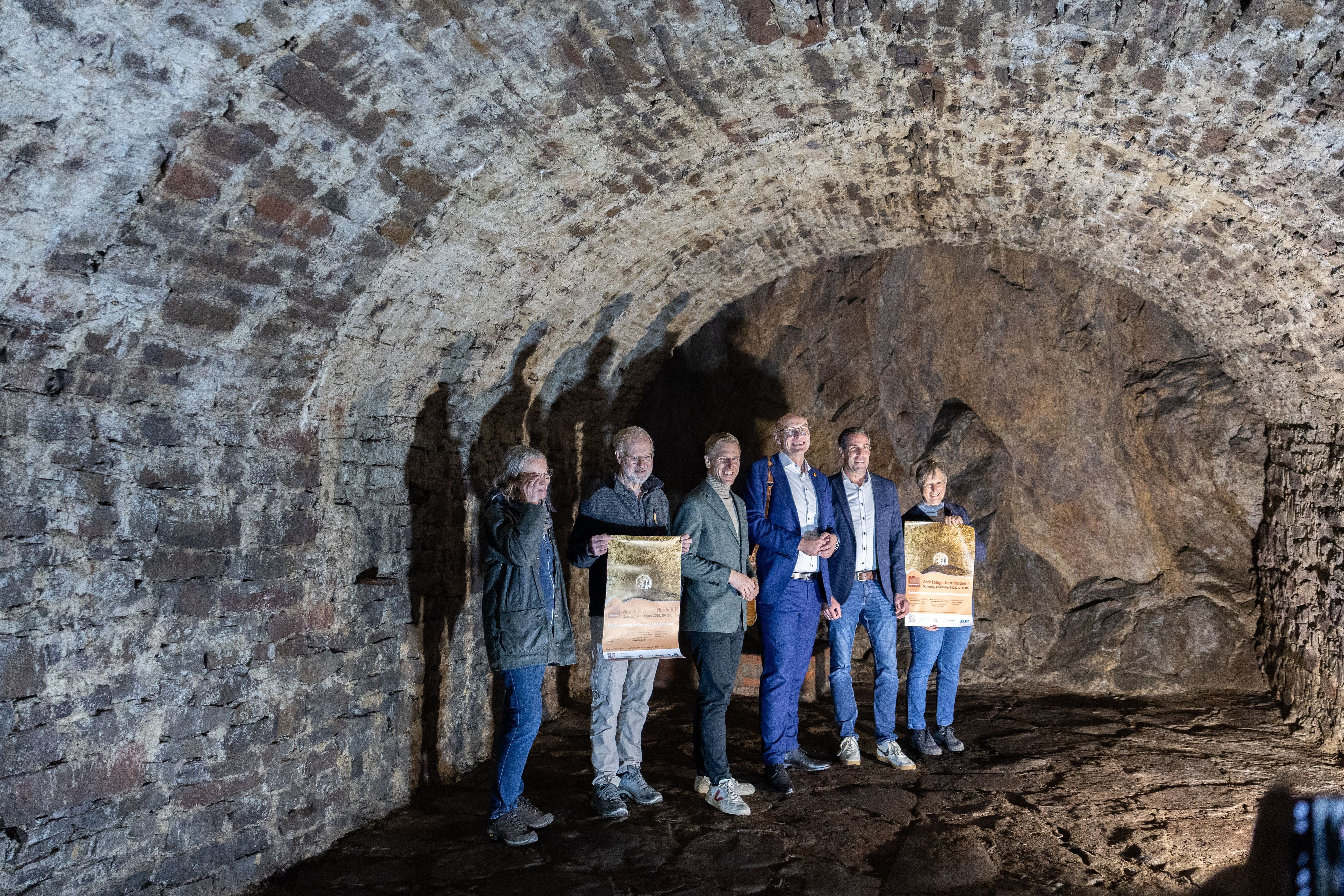 Mehrere Personen stehen im Felsenkeller bei Bad Münstereifel.