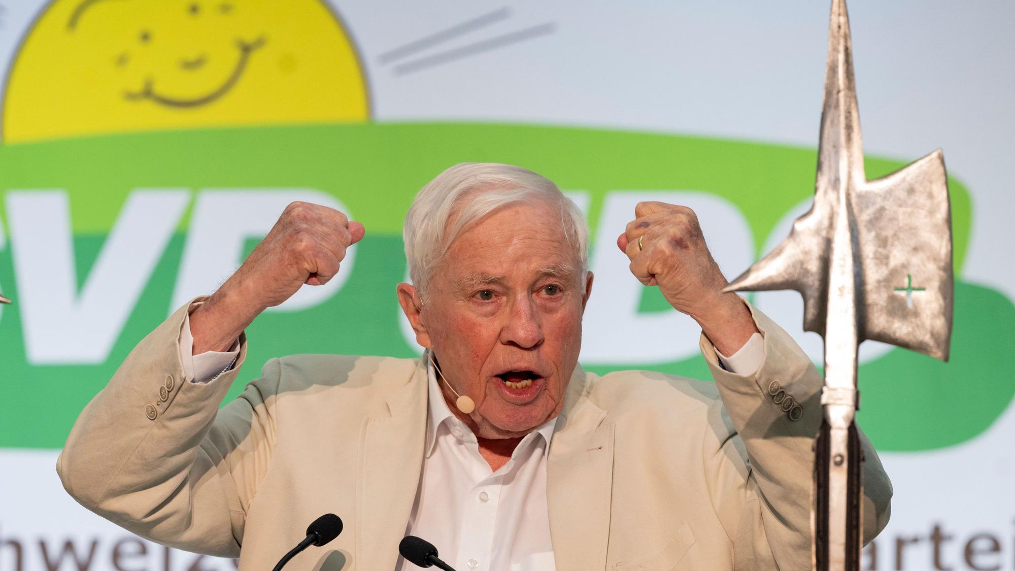 Christoph Blocher gestikuliert bei seiner Rede bei der Delegiertenversammlung der SVP (Schweizerische Volkspartei). (Archivbild)