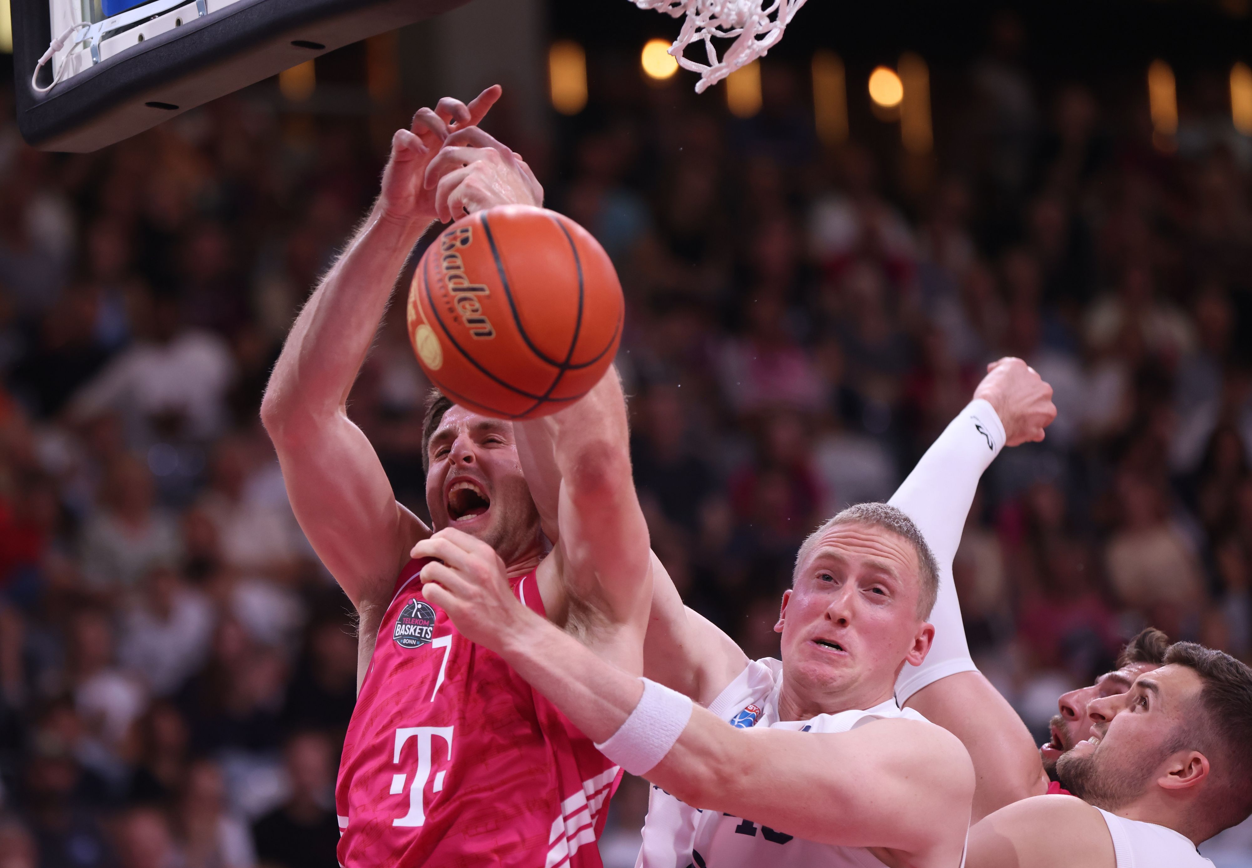 Leon Kratzer (links) wird von Collin Welp (Mitteldeutscher BC) hart gefoult.