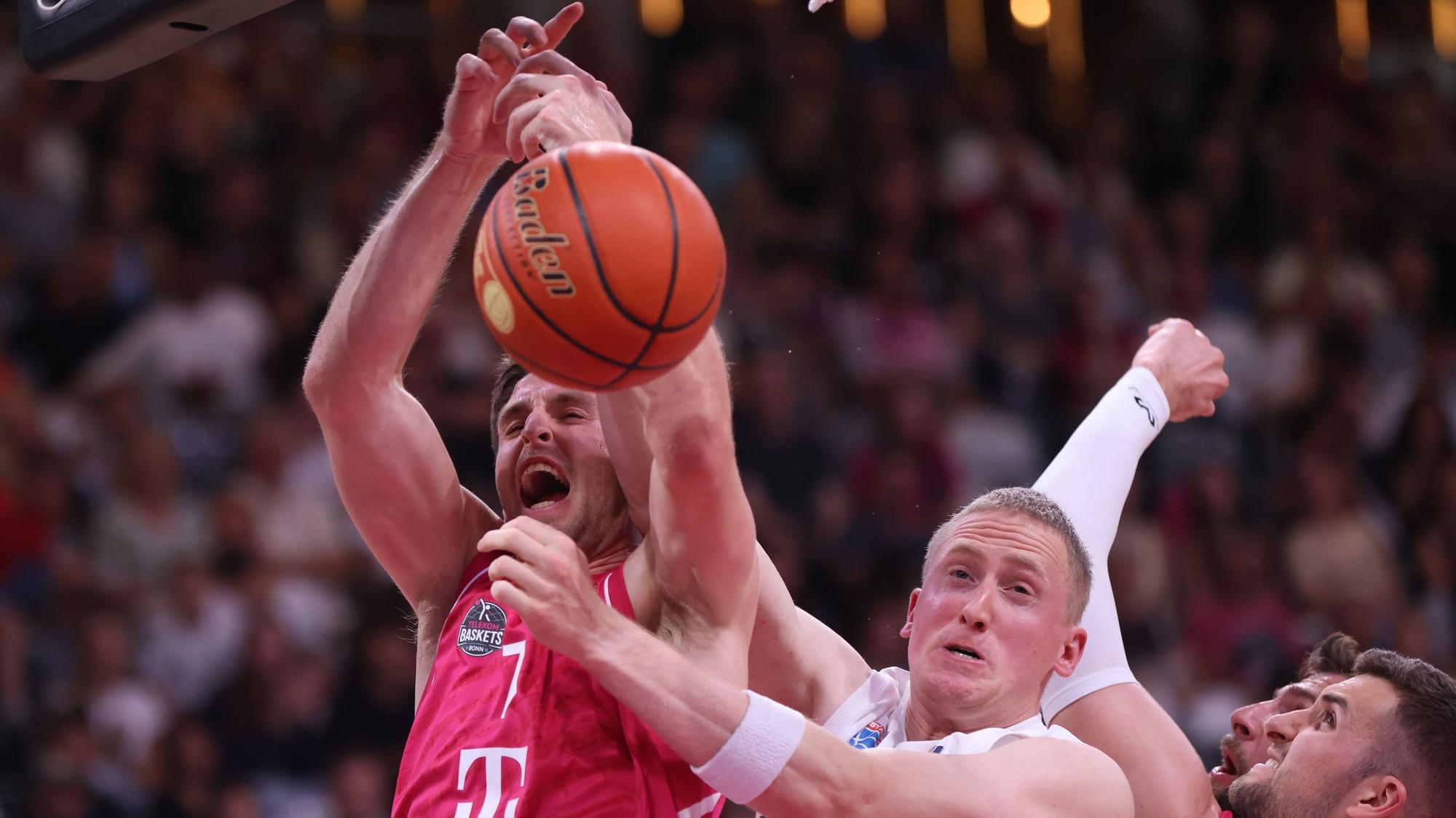 Leon Kratzer (links) wird von Collin Welp (Mitteldeutscher BC) hart gefoult.