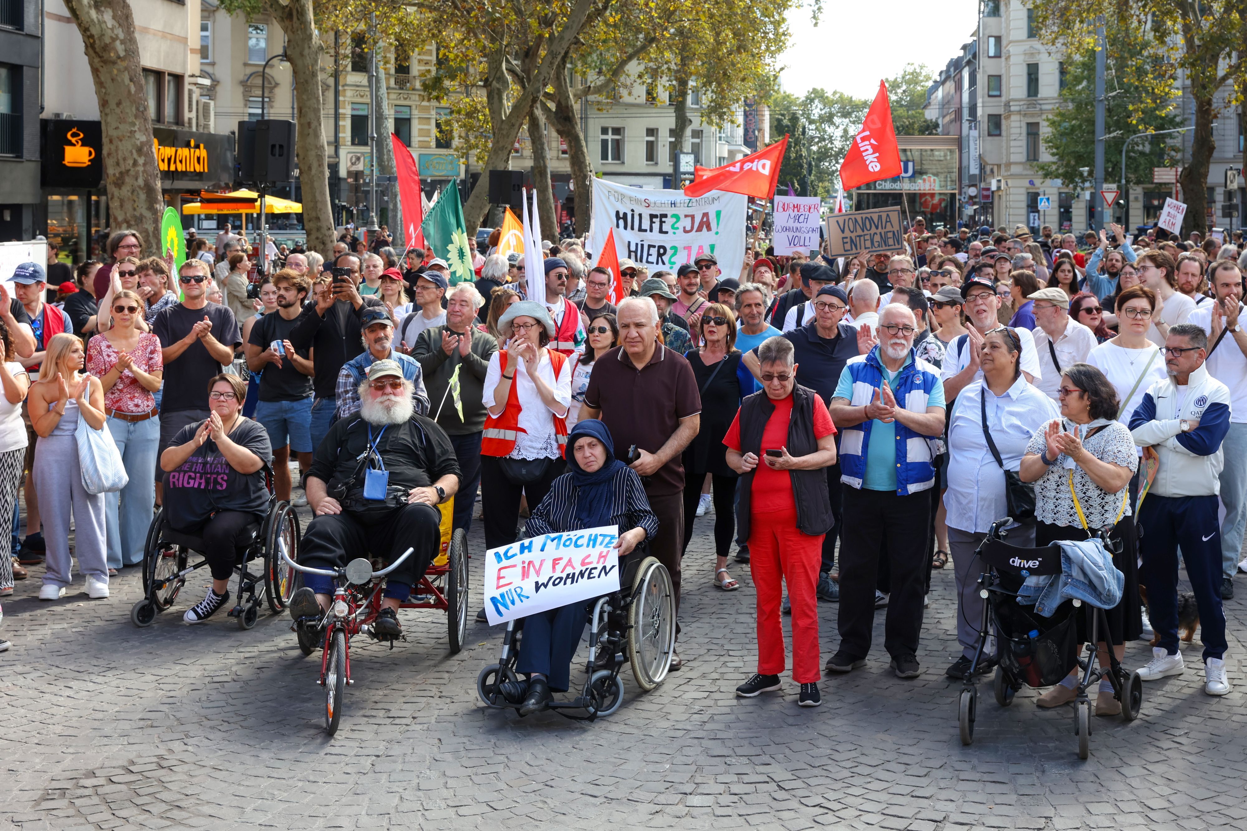 Ein breites Bündnis von Initiativen und Organisationen hat auf dem Chlodwigplatz eine Kundgebung für bezahlbaren Wohnraum veranstaltet.