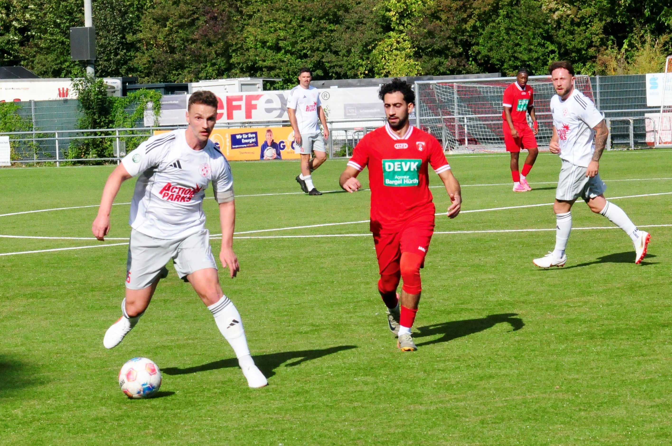 Thomas Leßenich führt den Ball. Ein Spieler von Hürth kommt von der Seite angelaufen.