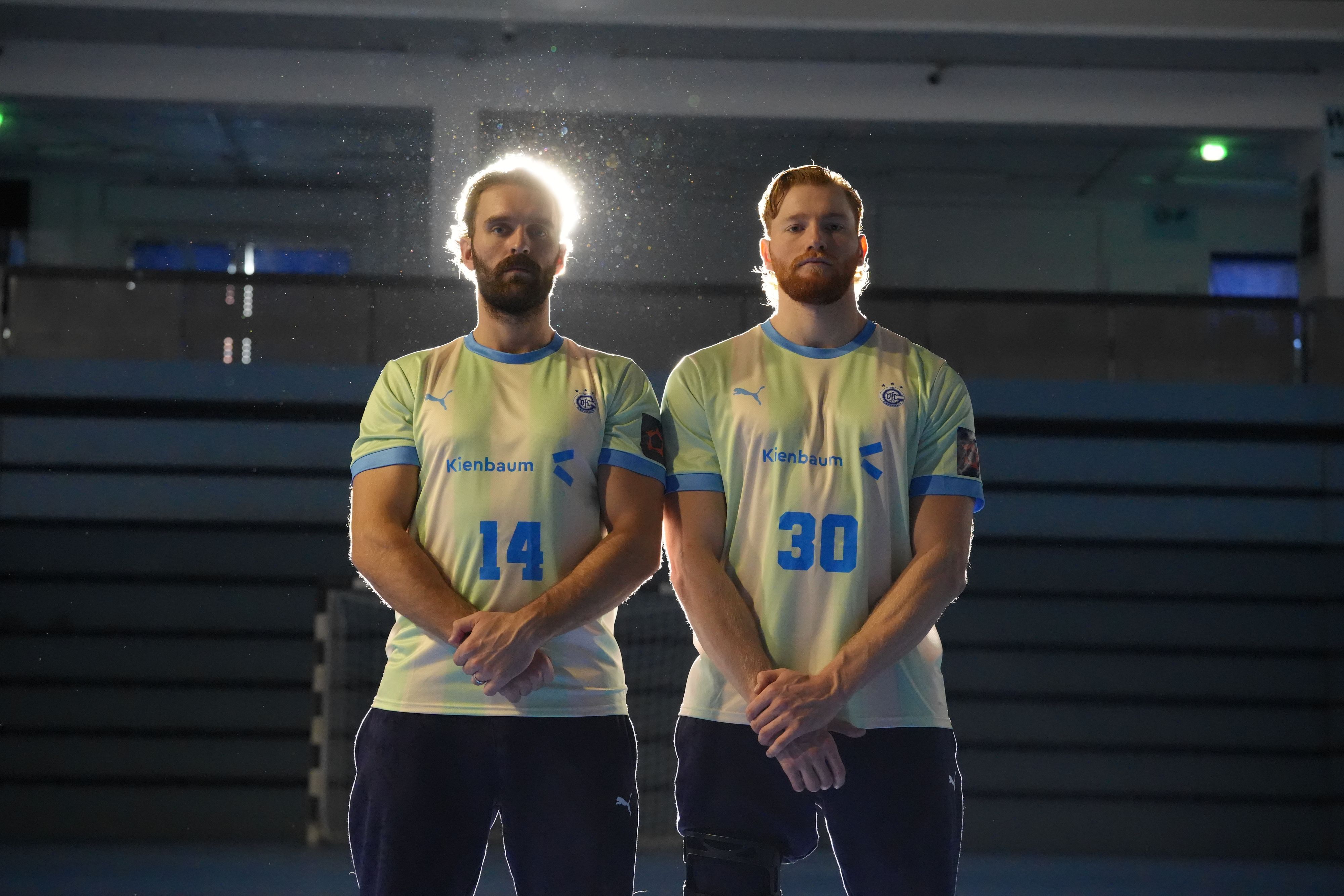 Teitur Einarsson und Tom Kiesler in den neuen Trikots.