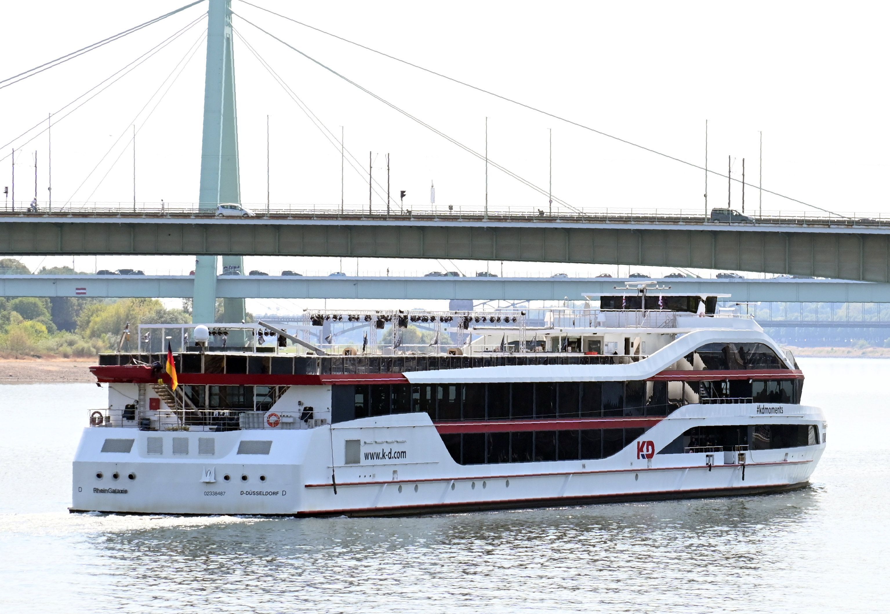14.08.2026 Köln. Das Niedrigwasser im Rhein beeinträchtigt die Ausflugsschifffahrt. Die Pegelstände am Rhein bewegen sich weiterhin auf historisch niedrigem Niveau. Aktueller Pegel: 0,51m. Foto: Alexander Schwaiger