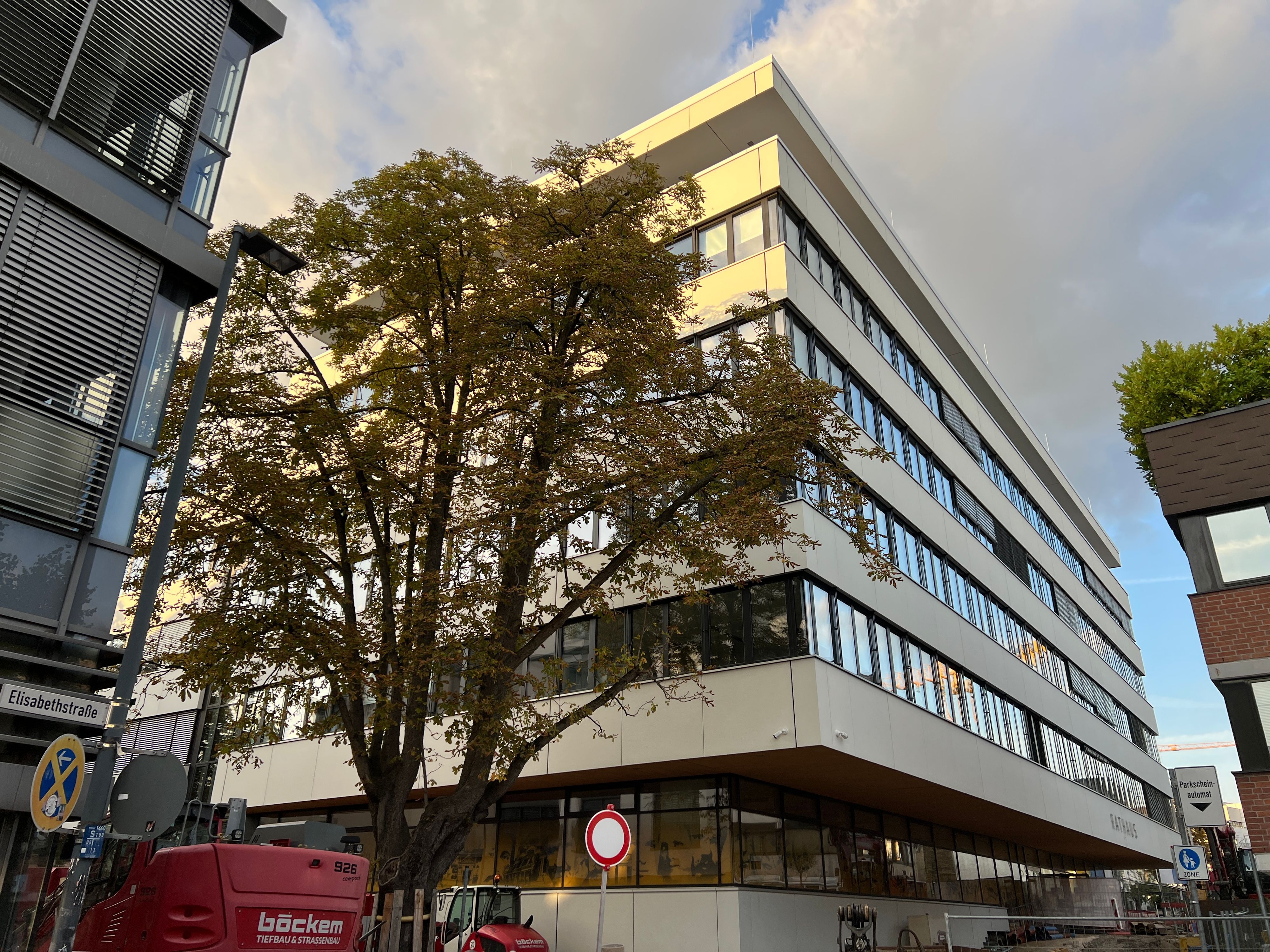 Im Siegburger Rathaus (Foto) wurde beschlossen, eine neue App für die Stadt einzuführen.