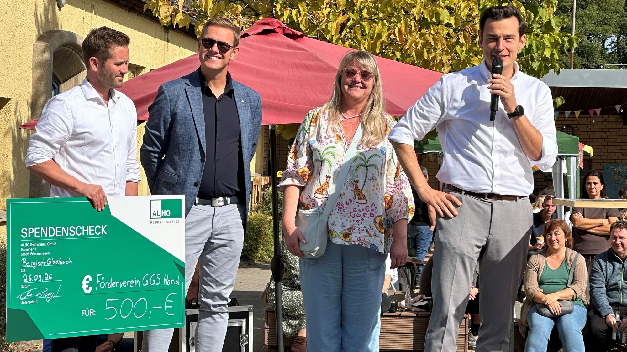 Neben Bürgermeister Marcel Kreutz standen bei der Feier auch Sebastian Rolko , Geschäftsführer der Schulbau GmbH, und Projektleiterin Jeannette Fuß mit einem grünen Spendenscheck.