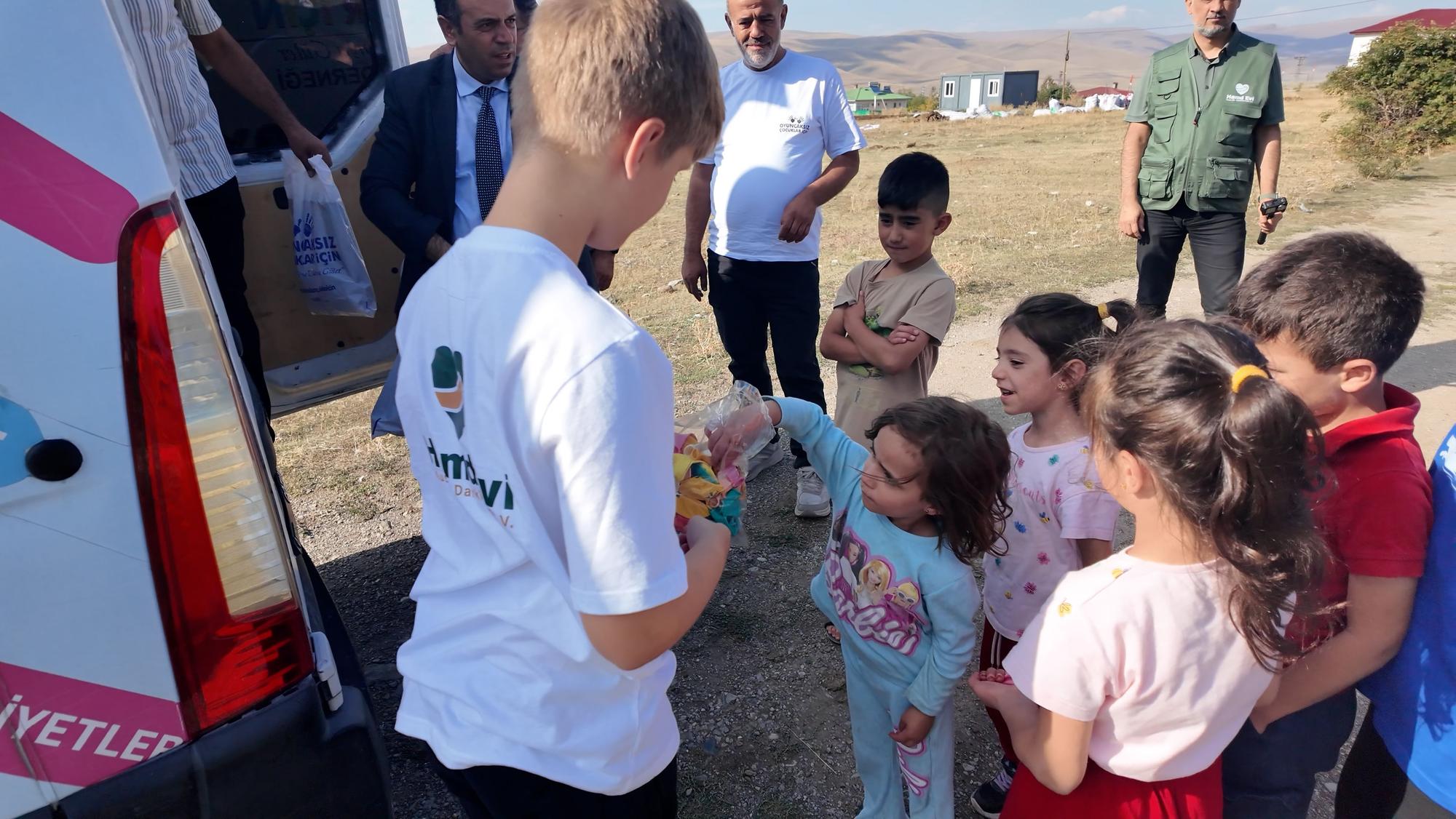 Jaro Nölke reiste mit dem sozialen Verein „Hamd Evi Haus der Dankbarkeit“ in die Osttürkei und verteilte Schulranzen.