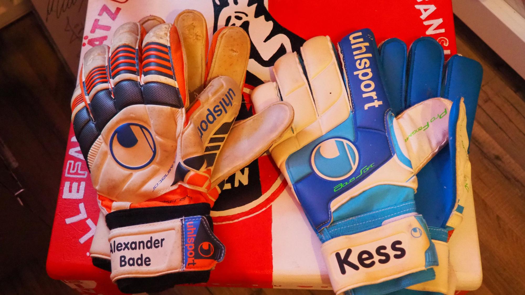 Die Handschuhe tragen den jeweiligen Namen des Torhüters.