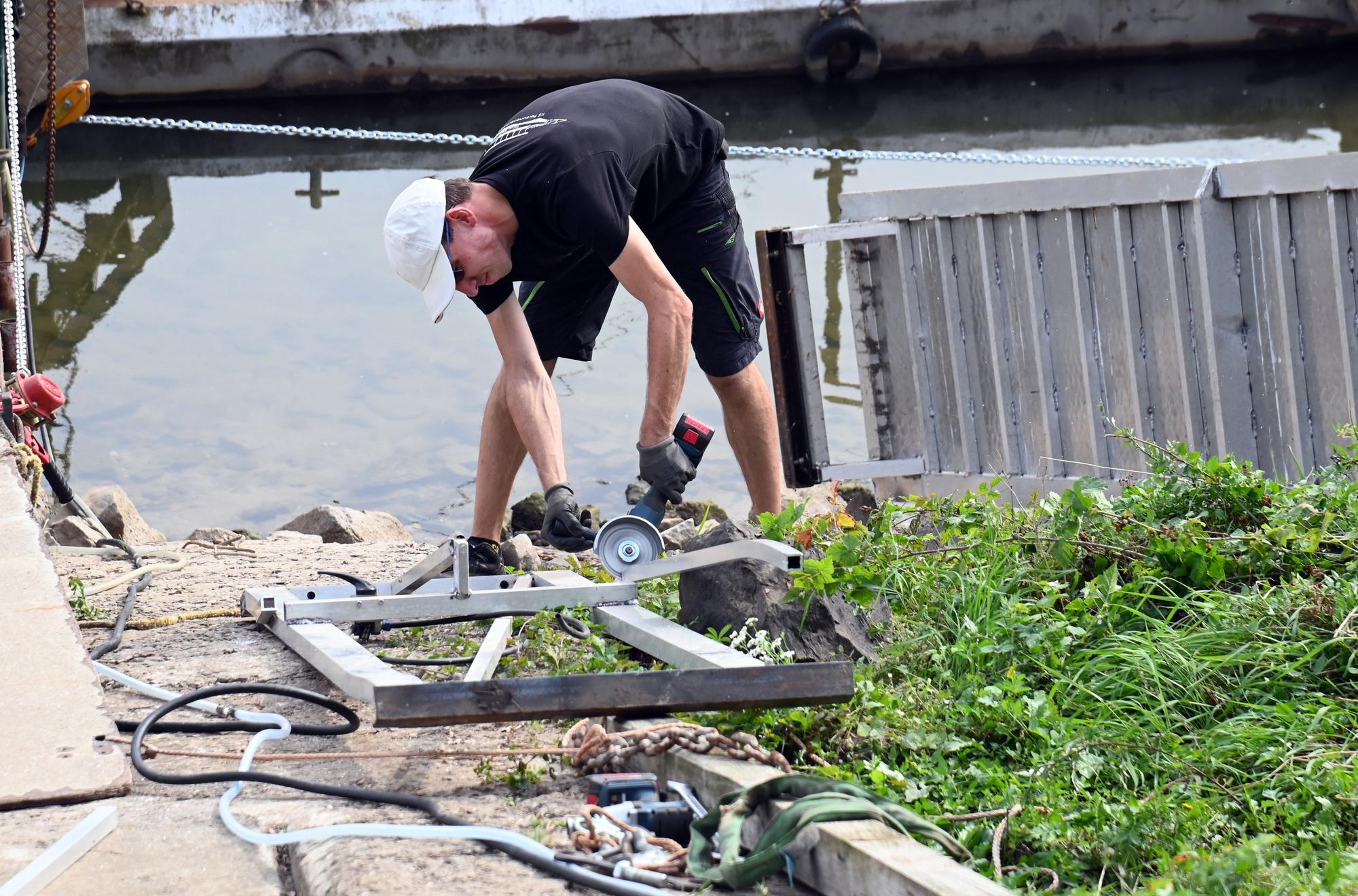 28.09.2026 Köln. Der Rhein führt extremes Niedrigwasser, in der Nacht wurde ein Pegelstand von nur noch 40cm KP und damit ein neuer historischer Rekord erreicht. Der Rheinpegel soll in den nächsten Tagen weiter sinken. Niklas Thiel, Fährmann der Personenfähre Krokolino, welche normalerweise zwischen Weiß und Zündorf verkehrt. Foto: Alexander Schwaiger